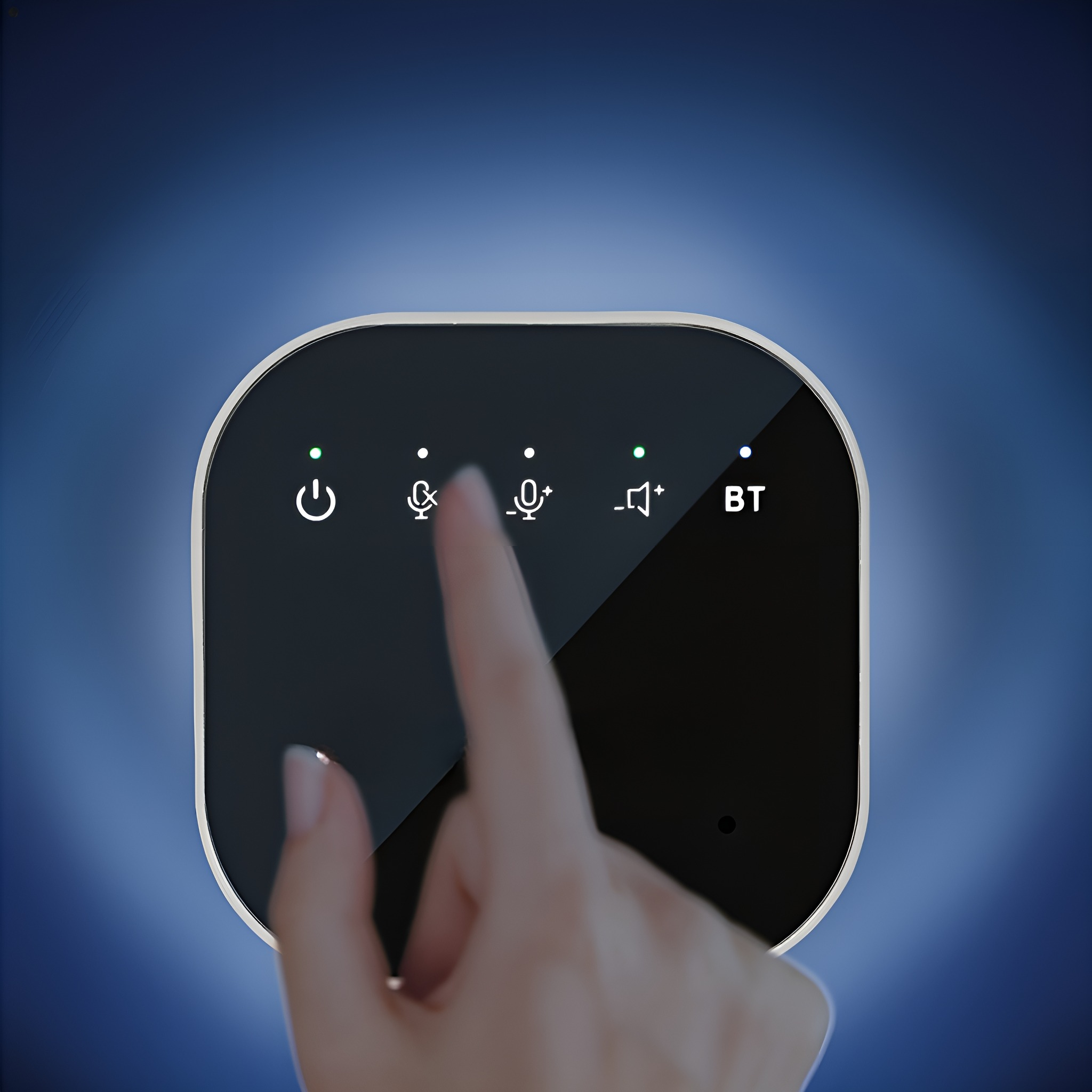 Ein Finger berührt ein schwarzes Bedienfeld mit Symbolen für Strom, Mikrofon und Bluetooth.