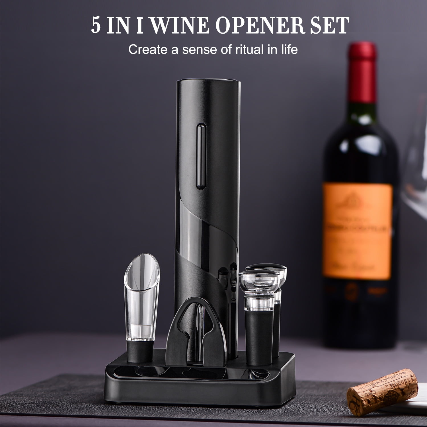 Ein schwarzes Weinöffner-Set mit Zubehör. Eine Weinflasche und ein Korken sind im Hintergrund.
