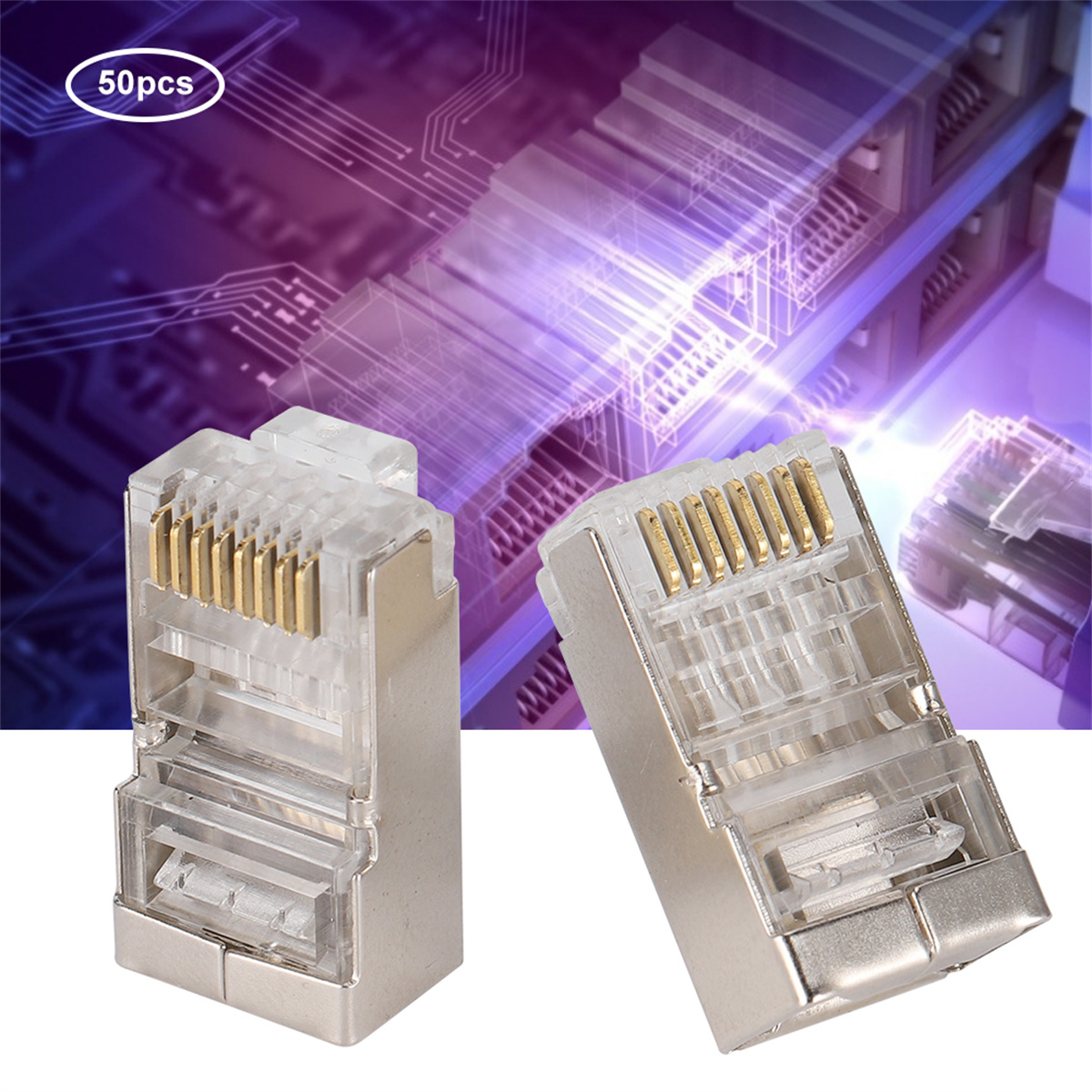 Zwei RJ45-Steckverbinder, klares Plastik mit Goldstiften, vor einem verschwommenen Hintergrund mit elektronischen Schaltmustern.