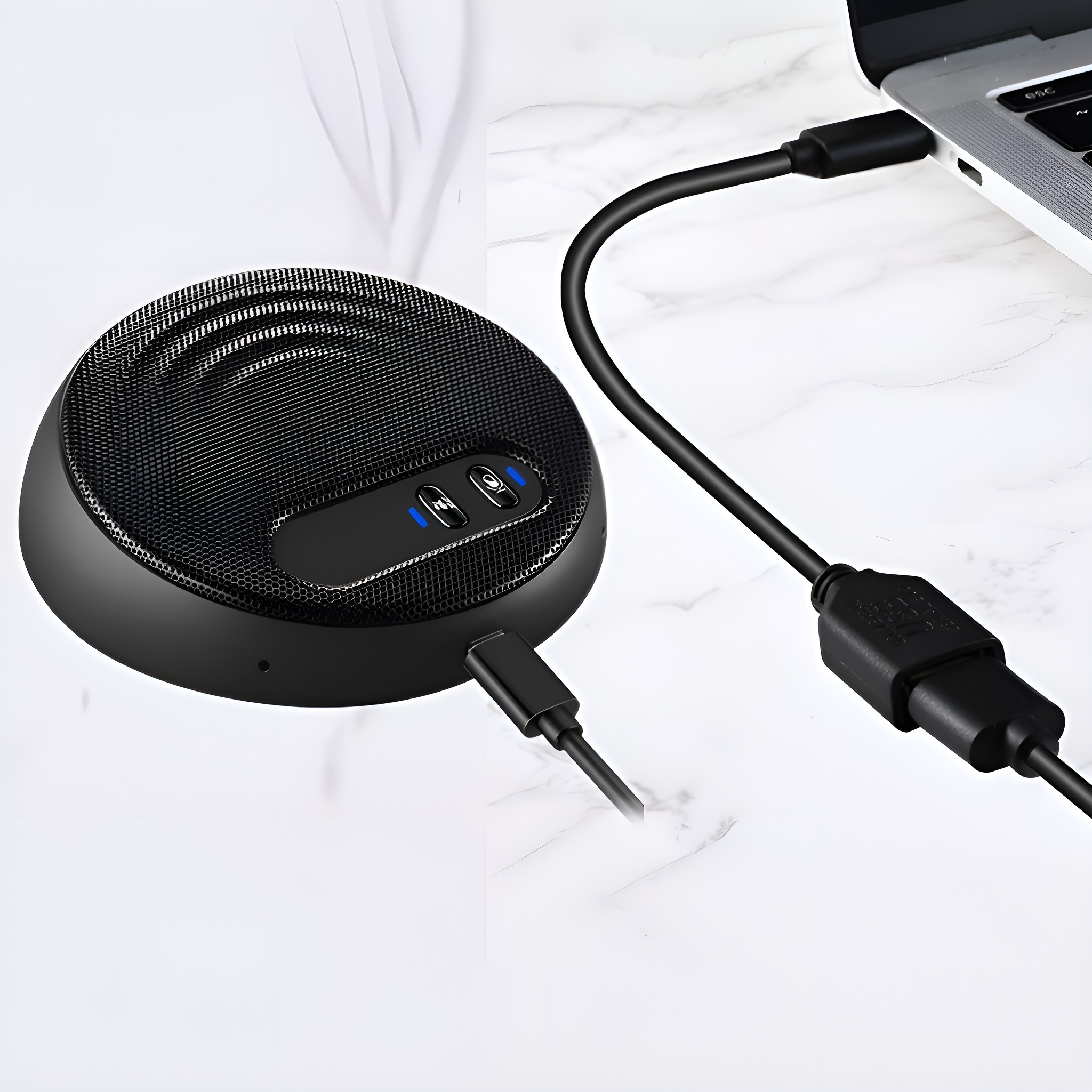 Schwarzer Konferenzlautsprecher, der über ein USB-C-Kabel mit einem Laptop verbunden ist.