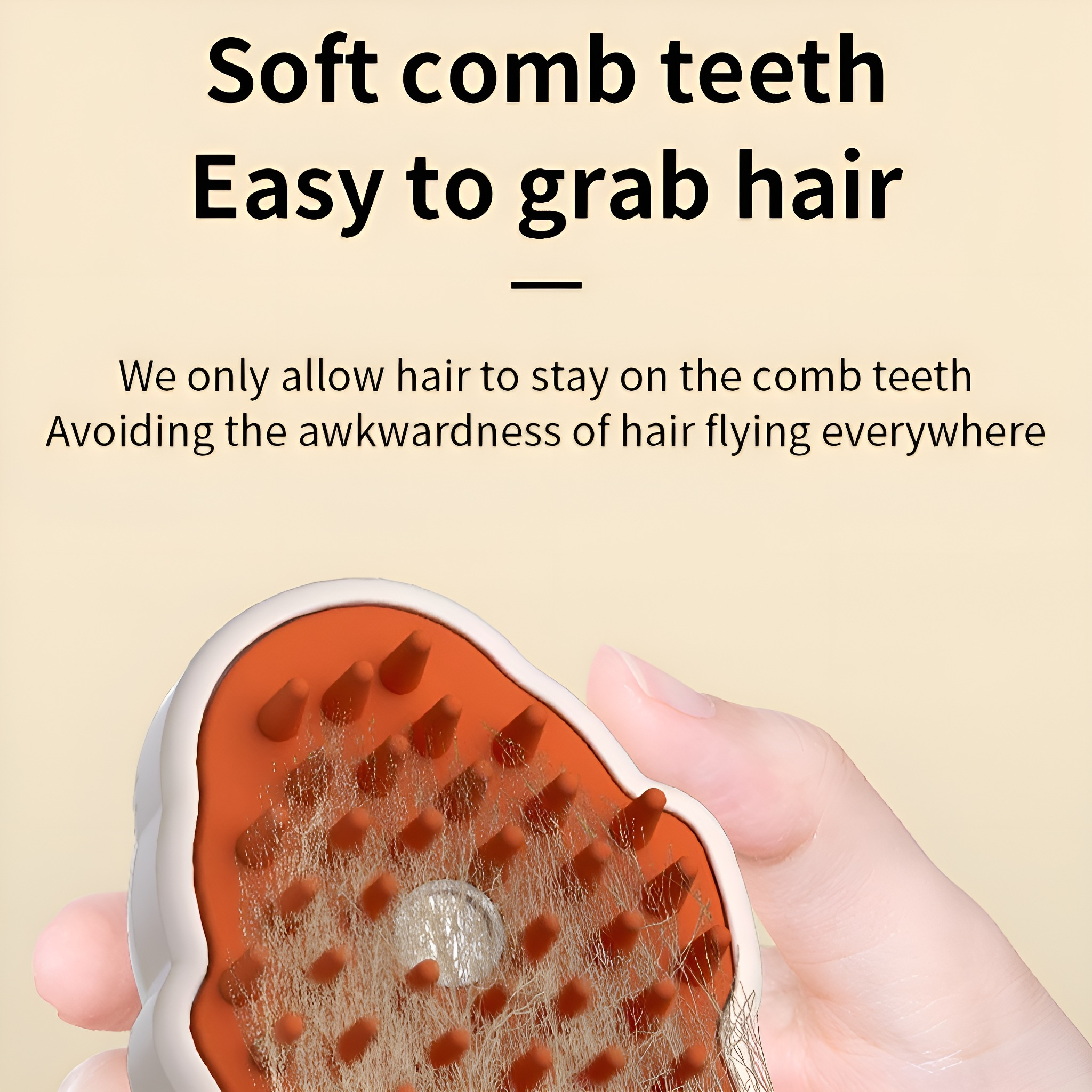 Hand hält eine Haarbürste mit weichen Kammzähnen, die gesammelte Haare zeigt.