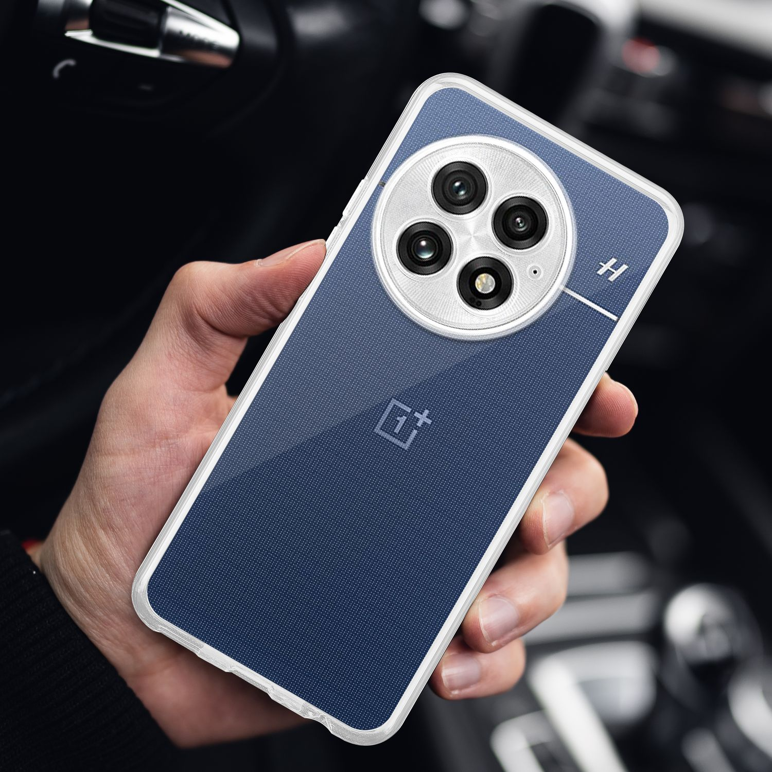 Eine Person hält ein Telefon in einer blauen Hülle, Nahaufnahme.