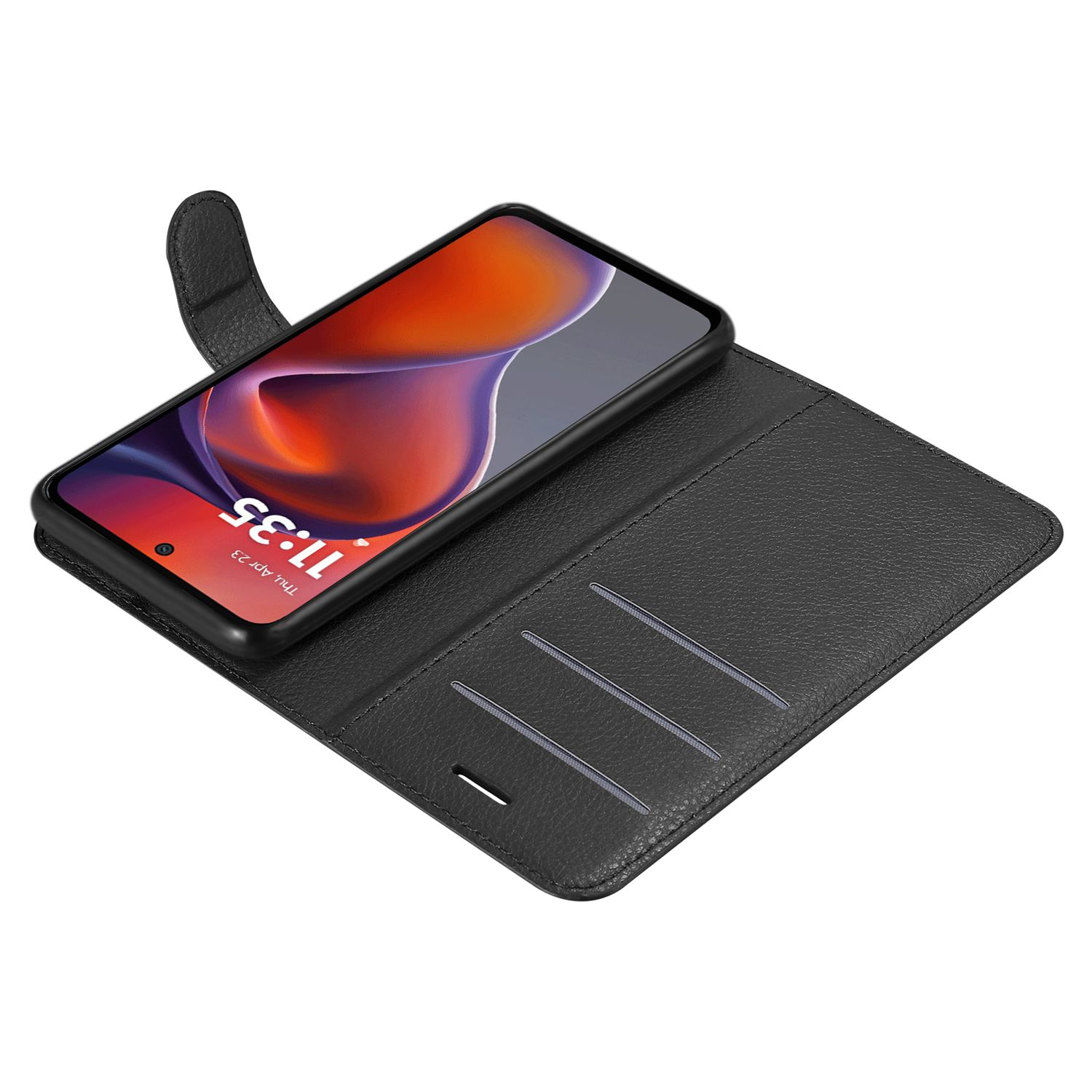 Ein schwarzes Telefon in einer schwarzen Lederhülle, geöffnet. Das Telefon zeigt die Uhrzeit und das Datum an.