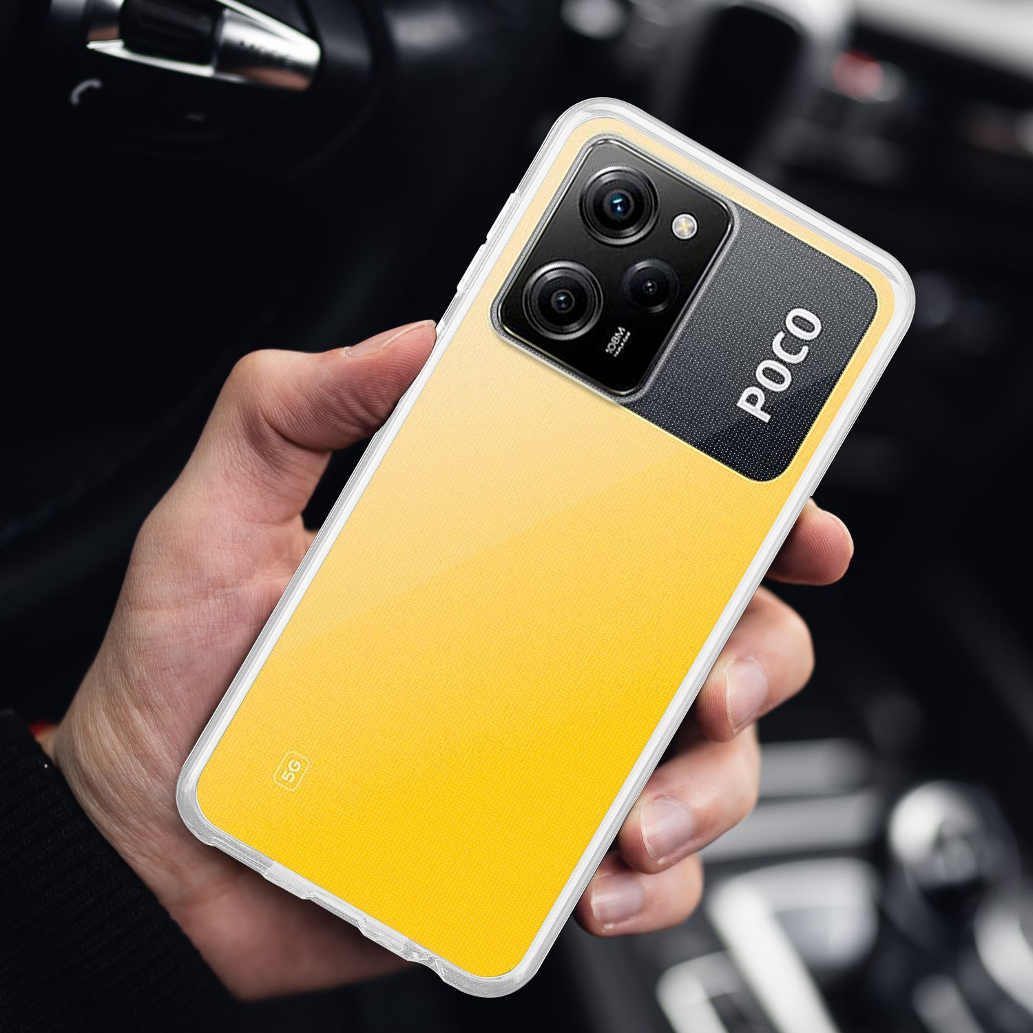 Hand, die eine gelbe Handyhülle mit einem Poco-Telefon darin hält. Die Hülle ist transparent.