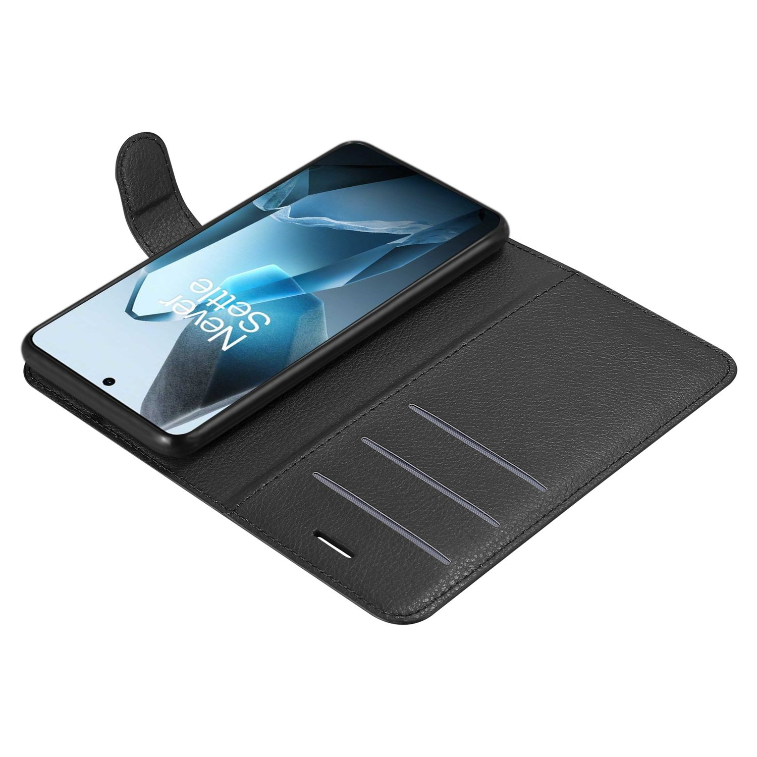 Telefon in schwarzer Lederhülle, offen, zeigt einen Bildschirm. Die Hülle hat Kartenfächer und die Marke ist Never Settle.