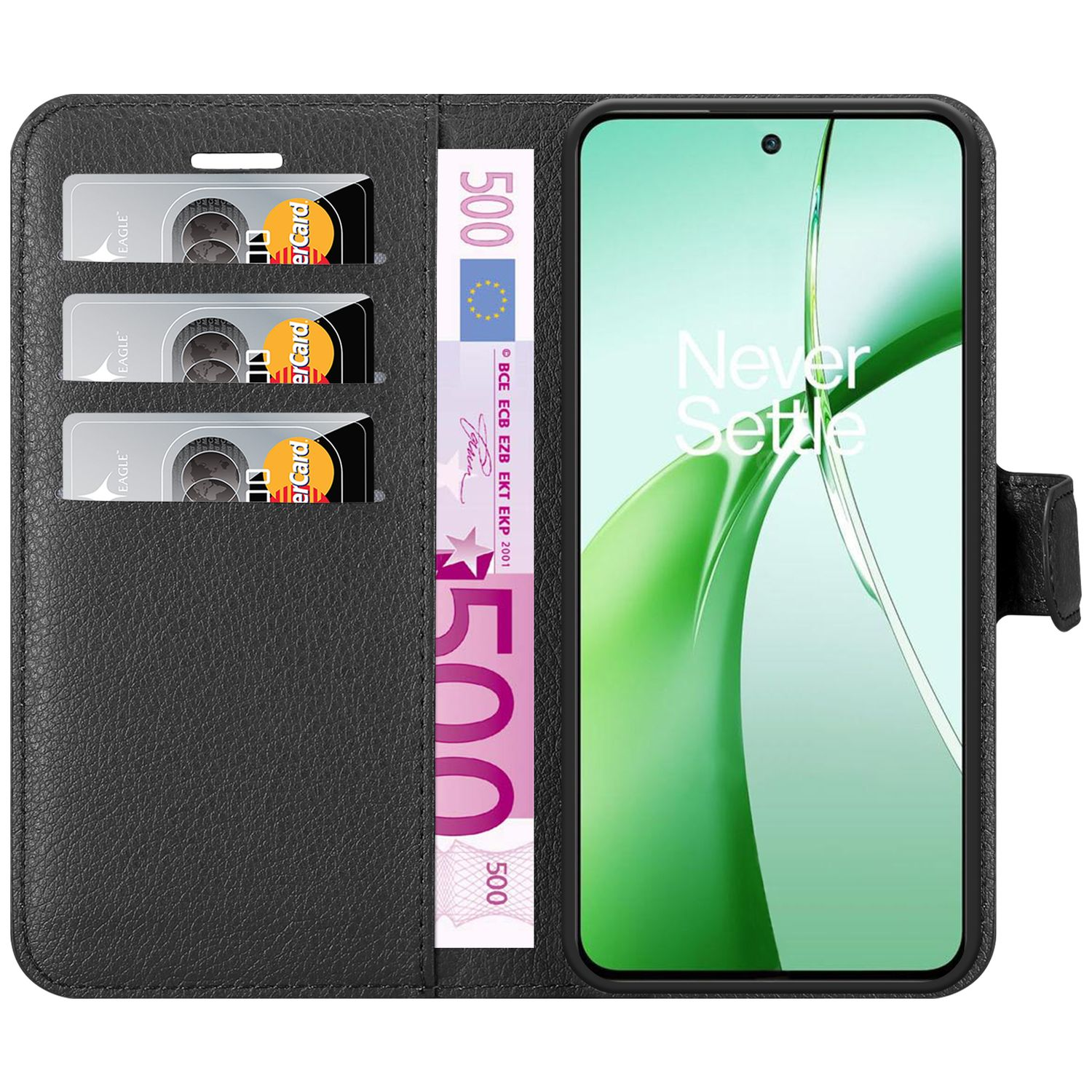 Telefon in einer Brieftaschentasche, mit Kreditkarten und Euro-Scheinen sichtbar. Auf dem Telefon steht 'Never Settle'.