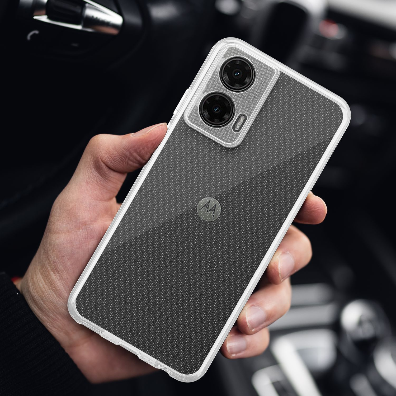 Hand, die ein Telefon in einer transparenten Hülle hält. Das Telefon hat Doppel-Kameras und ein Motorola-Logo.