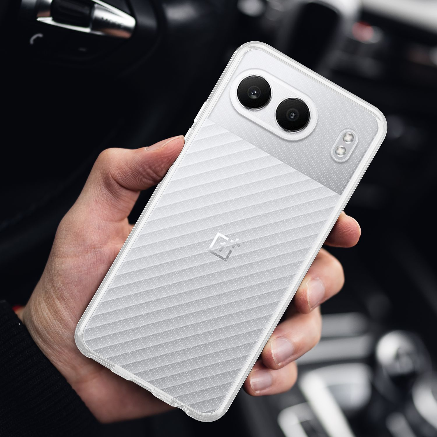 Person hält ein Telefon in einer transparenten Hülle. Das Telefon hat eine Zwei-Kamera-Anordnung und ein strukturiertes Design.