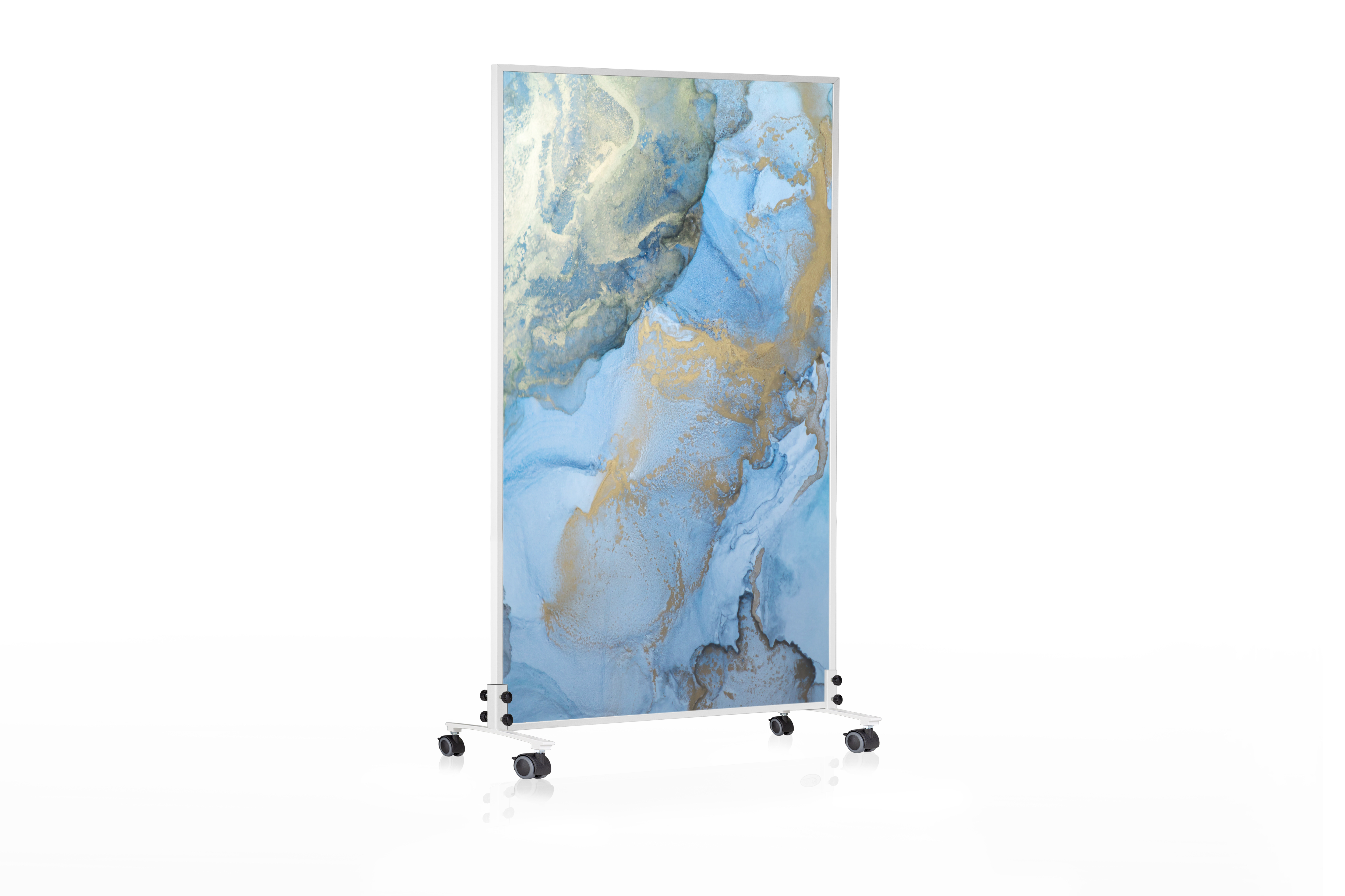 Weißer Rahmen mit abstraktem Kunstpaneel auf Rädern. Das Paneel hat blaue und goldene Muster.