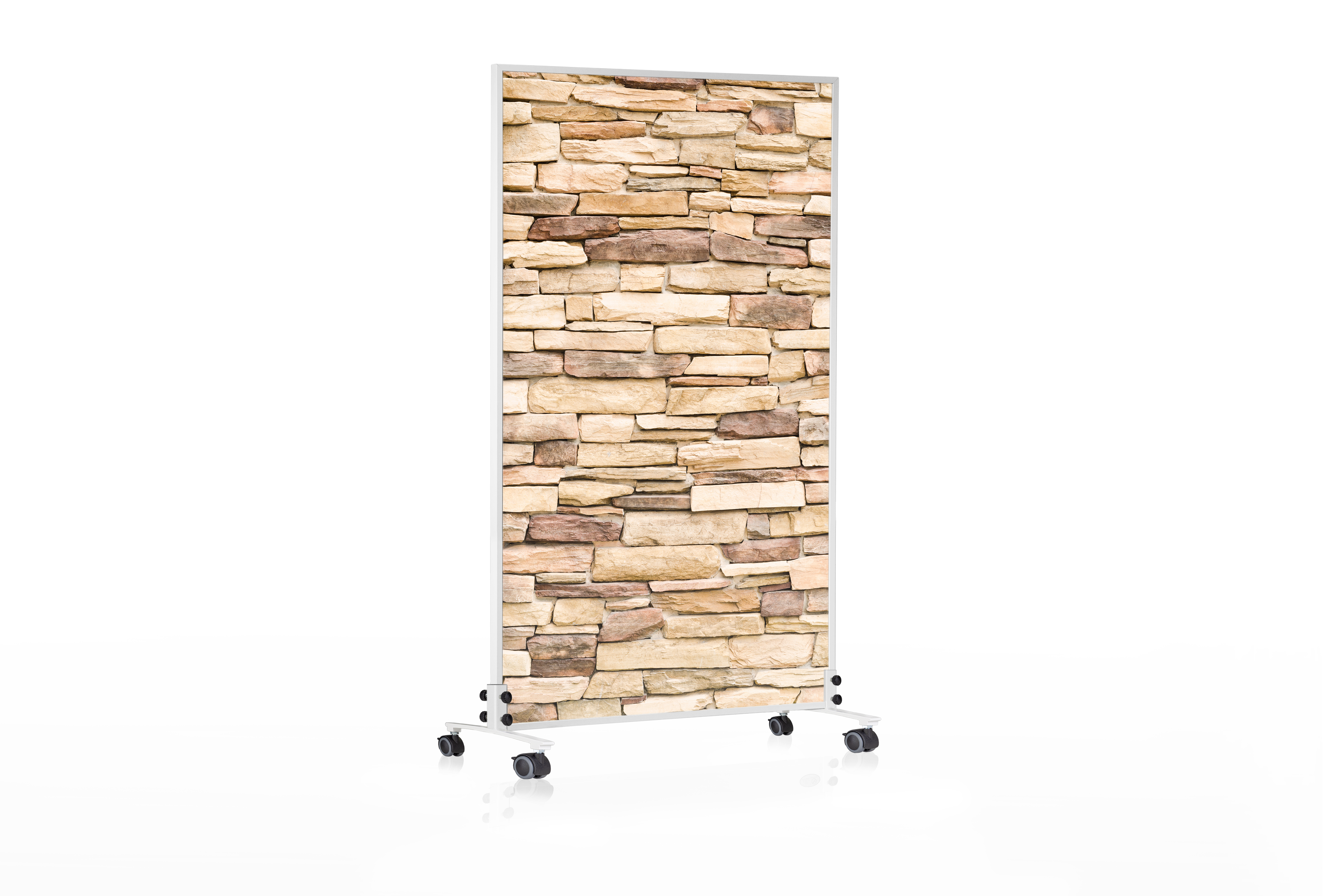 Steinwand-Design auf weißem Ständer. Die Wand hat eine Mischung aus hellen und dunklen braunen Steinen.
