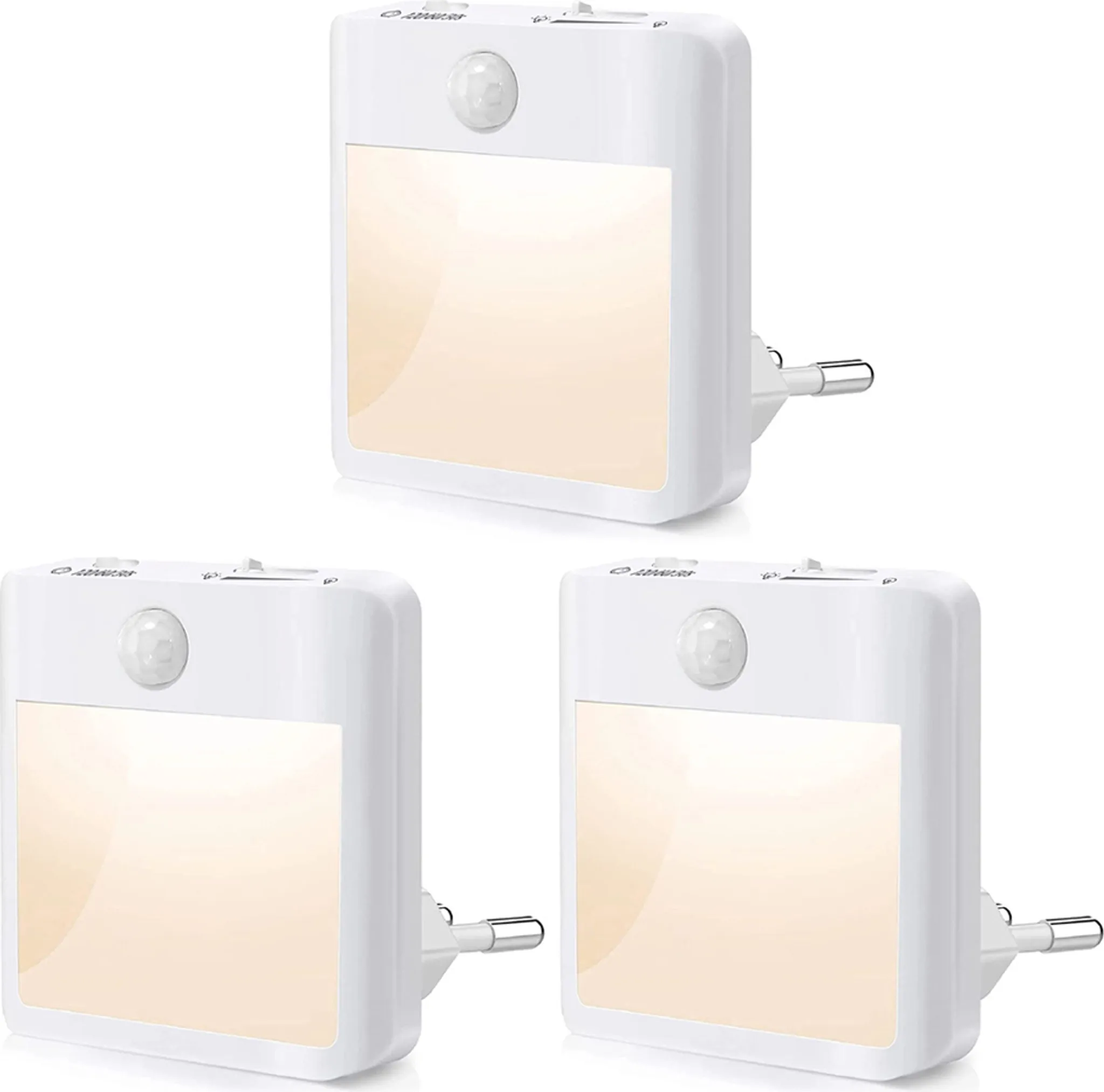 Drei weiße Nachtlichter mit Bewegungssensoren und beleuchteten Panels. Stecker sind sichtbar.