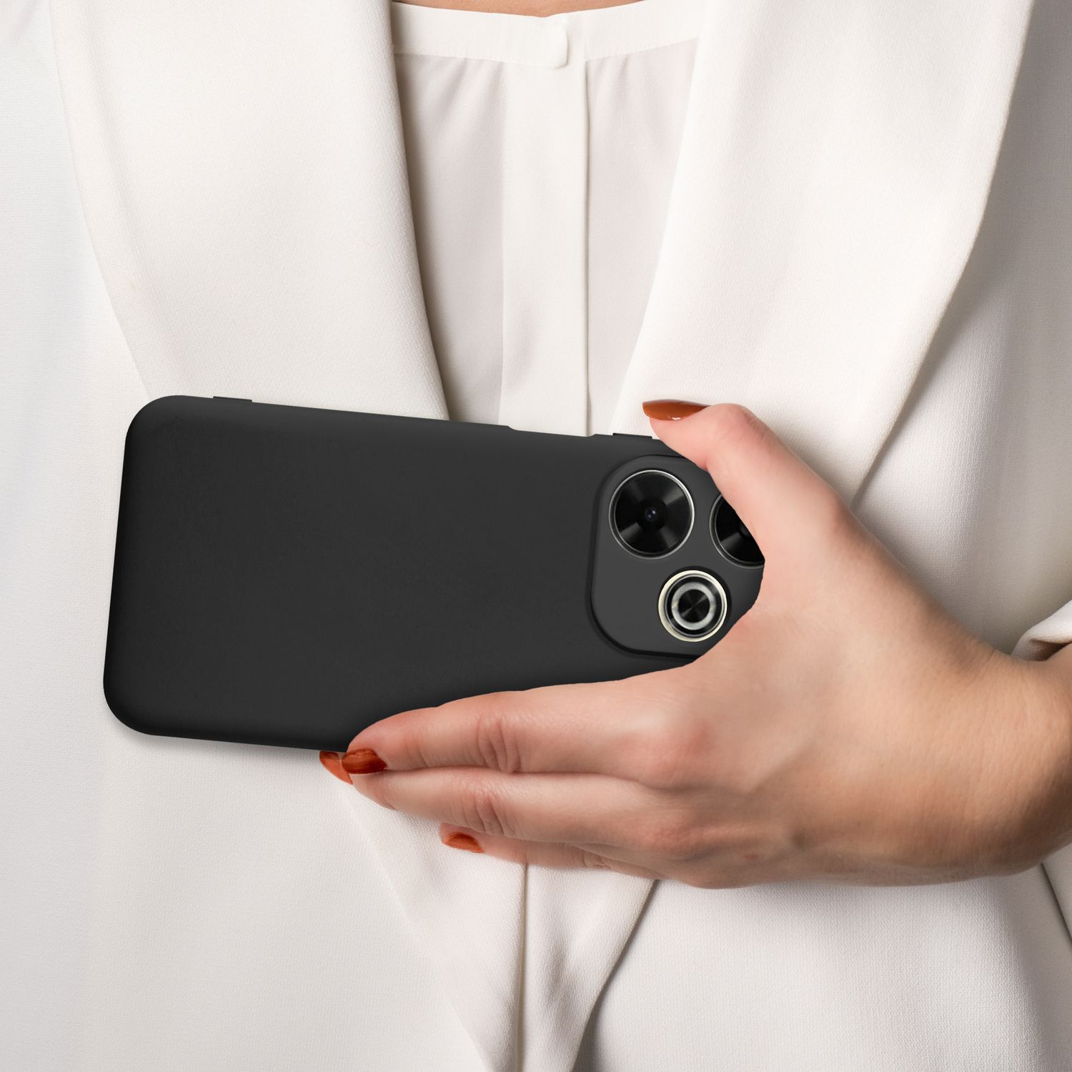 Eine Frau hält eine schwarze Handyhülle, mit dem Telefon darin. Die Hülle hat drei Kameraausschnitte.