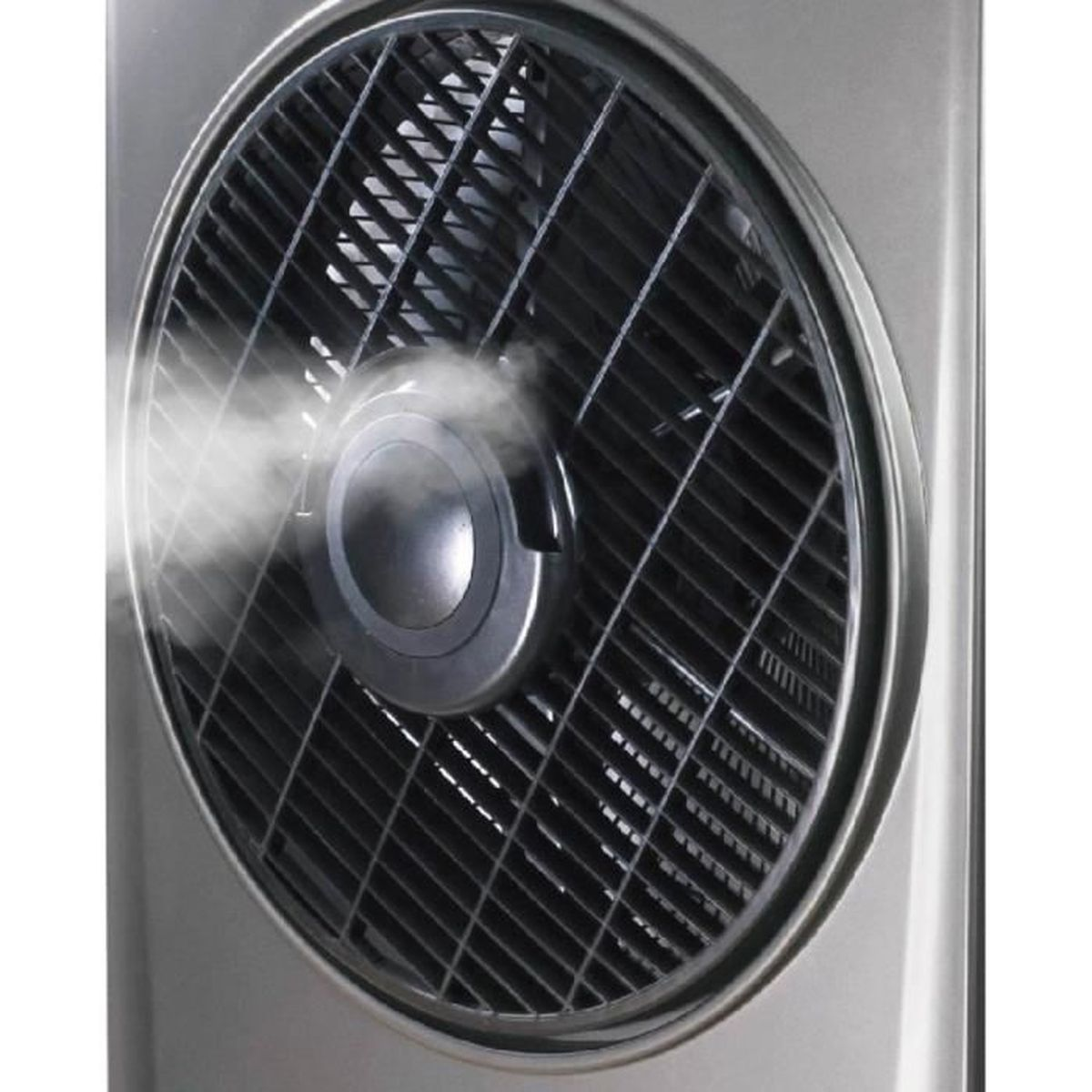 Nahaufnahme eines silbernen Ventilators mit schwarzem Gitter, der Dampf abgibt.