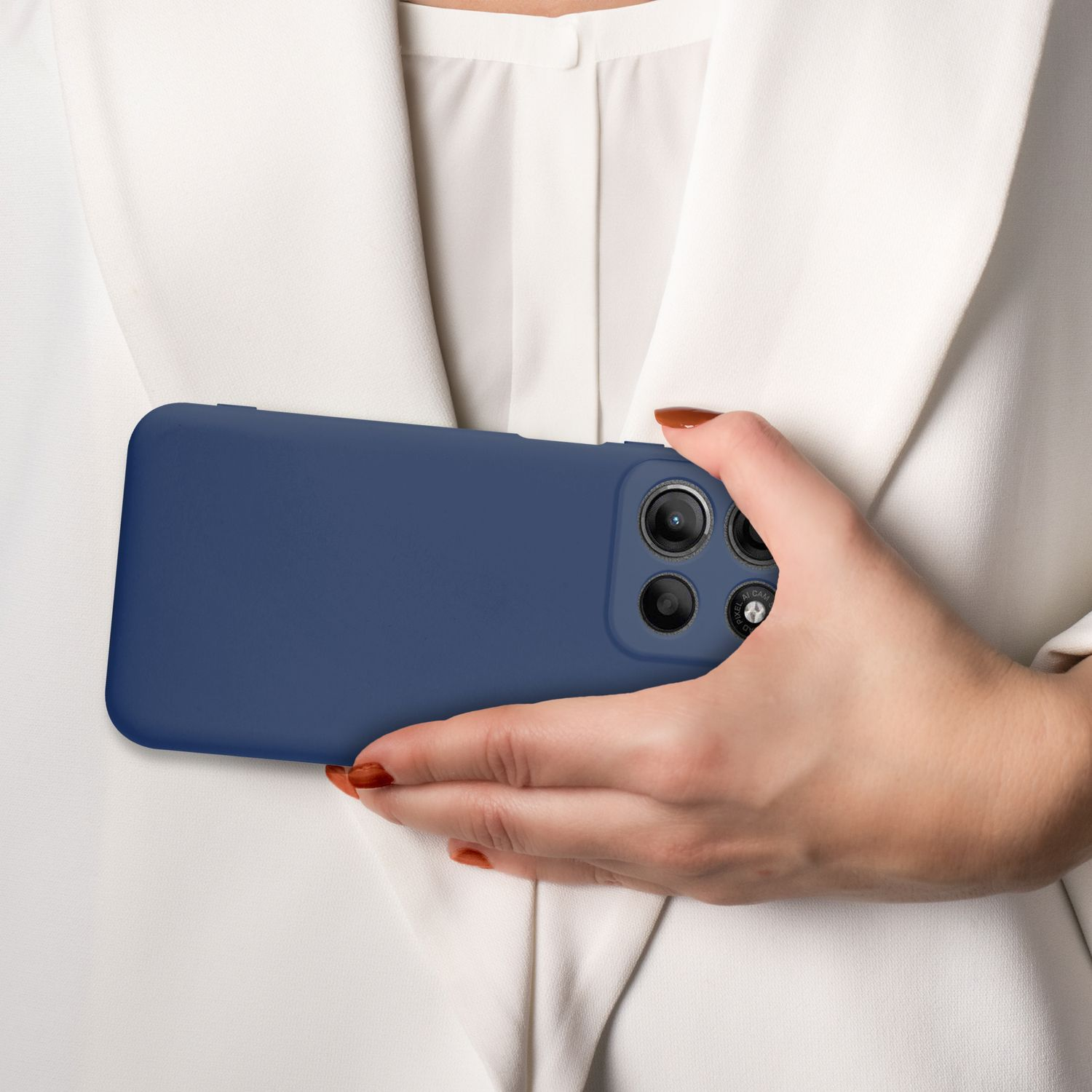 Hand hält marineblaues Telefon, weißes Hemd im Hintergrund.