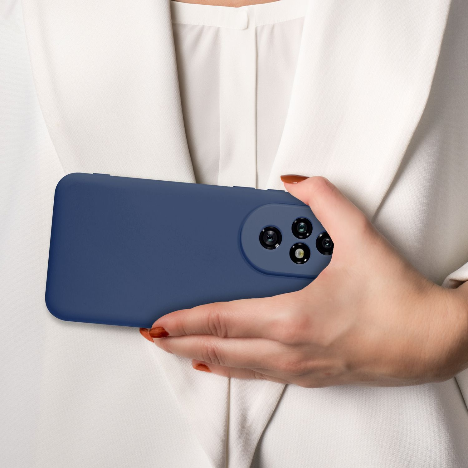 Eine Person hält ein Telefon in einer blauen Hülle. Das Telefon hat eine blaue Rückseite und drei Kameras.