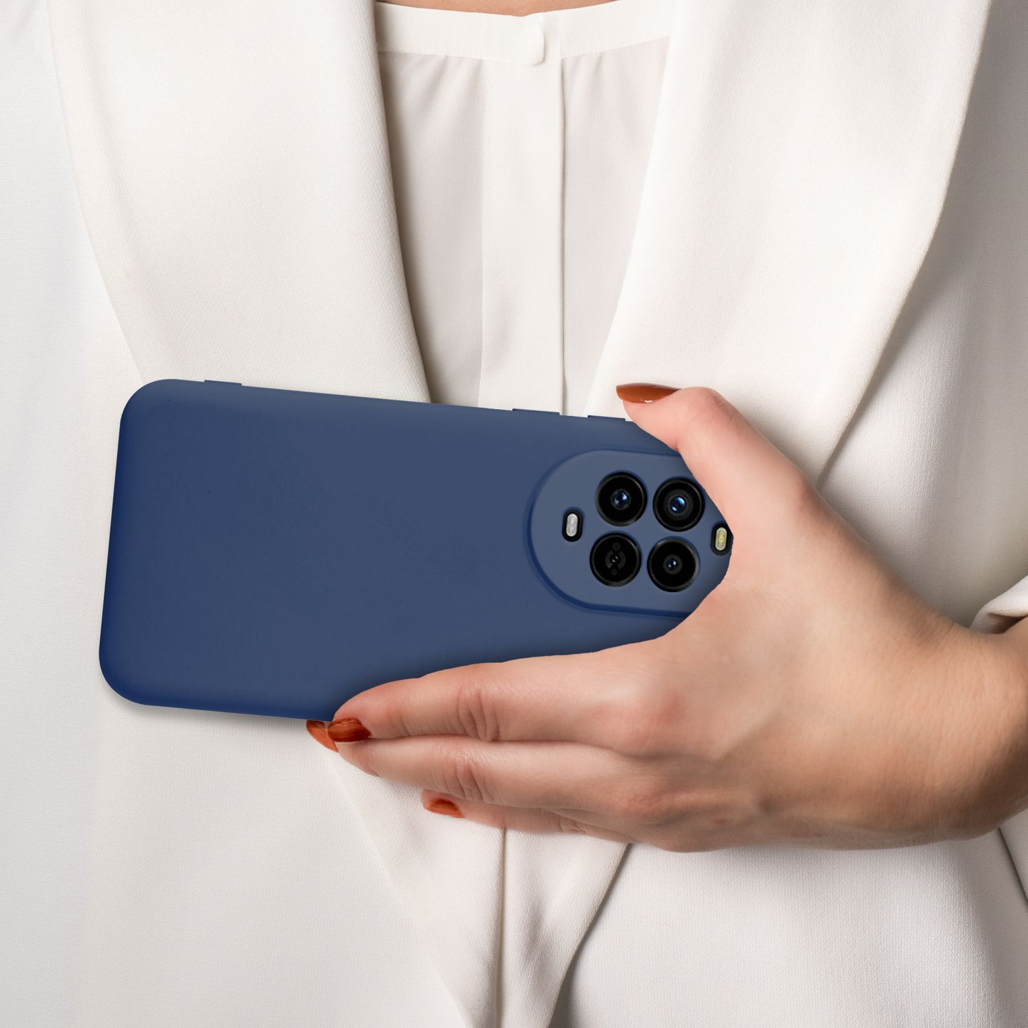 Die Hand einer Person hält eine blaue Handyhülle. Die Person trägt einen weißen Blazer.