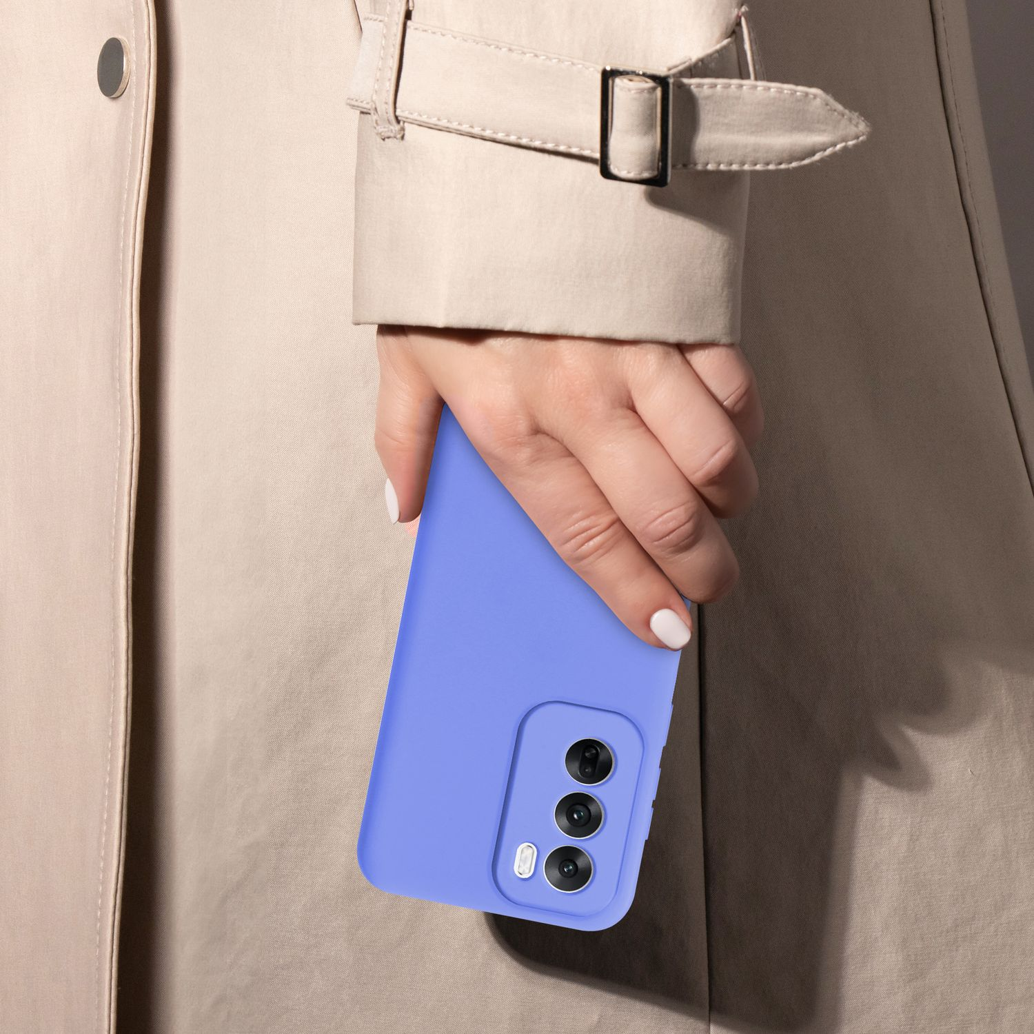 Eine Hand, die eine lila Handyhülle hält, mit einem beigefarbenen Mantel im Hintergrund.