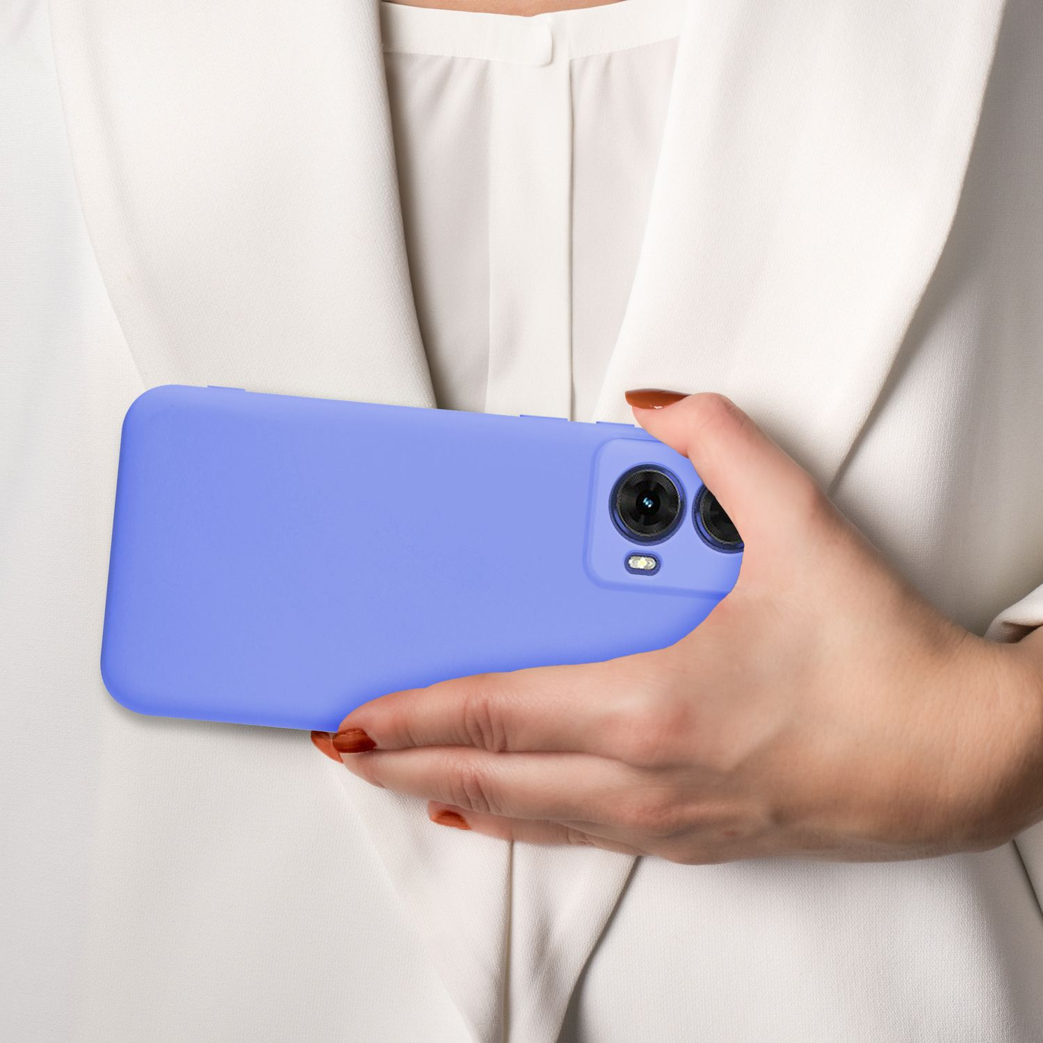 Person trägt ein weißes Hemd und hält ein blaues Telefon mit zwei Kameras. Das Telefon wird horizontal gehalten.