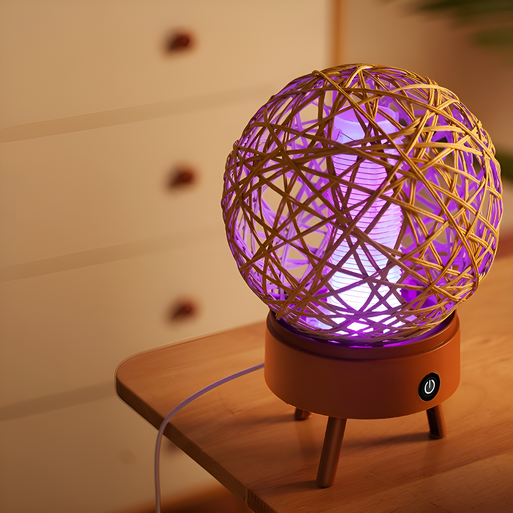 Eine leuchtende Kugel-Lampe mit Holzsockel auf einem Holztisch in einem schwach beleuchteten Raum.