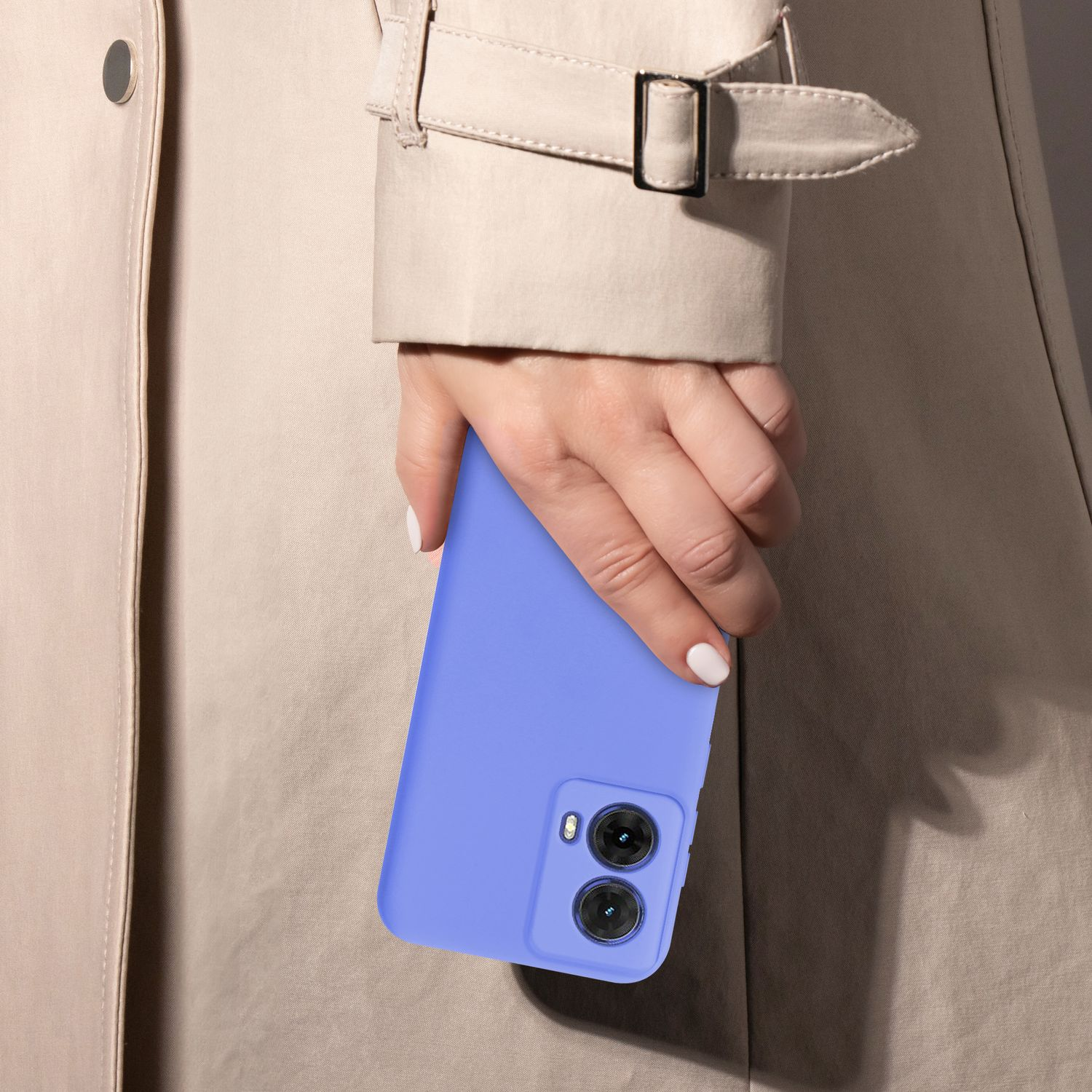 Eine Hand hält ein lilafarbenes Telefon, im Hintergrund ein hellfarbiger Mantel.