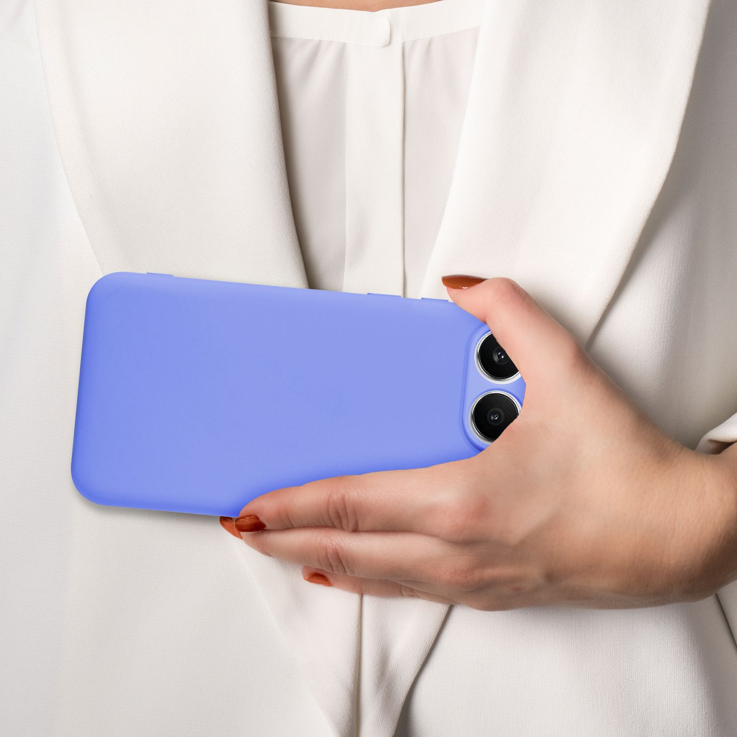 Eine Hand hält eine blaue Handyhülle. Das Telefon ist das einzige im Fokus. Die Person trägt eine weiße Bluse.