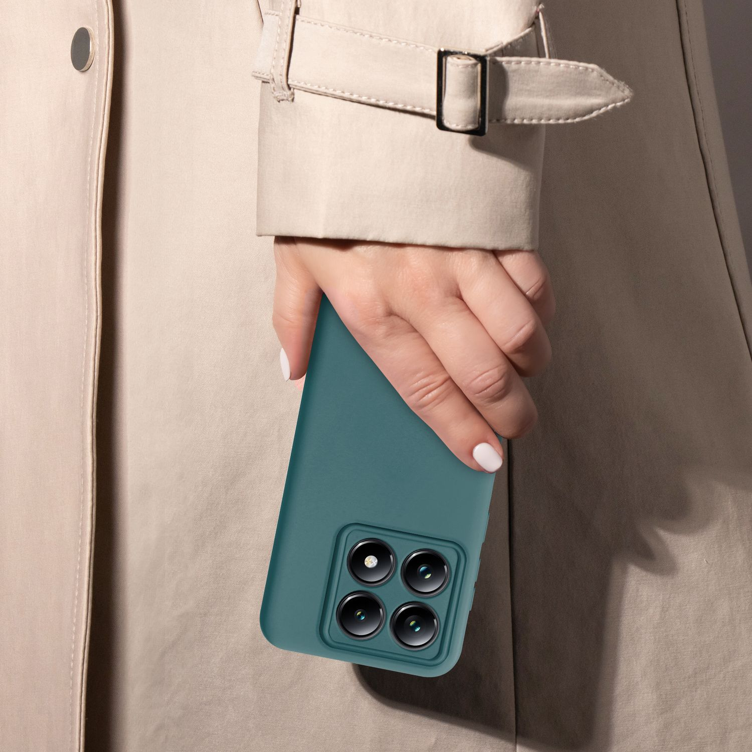 Person hält eine türkisfarbene Handyhülle mit Telefon und Kameralinsen sichtbar.