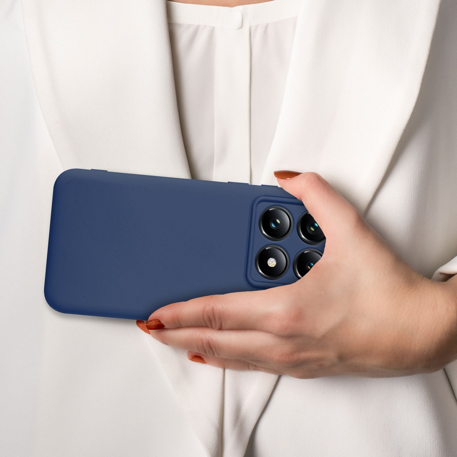 Eine Person hält eine blaue Handyhülle. Die Person trägt ein weißes Hemd. Der Hintergrund ist schlicht.