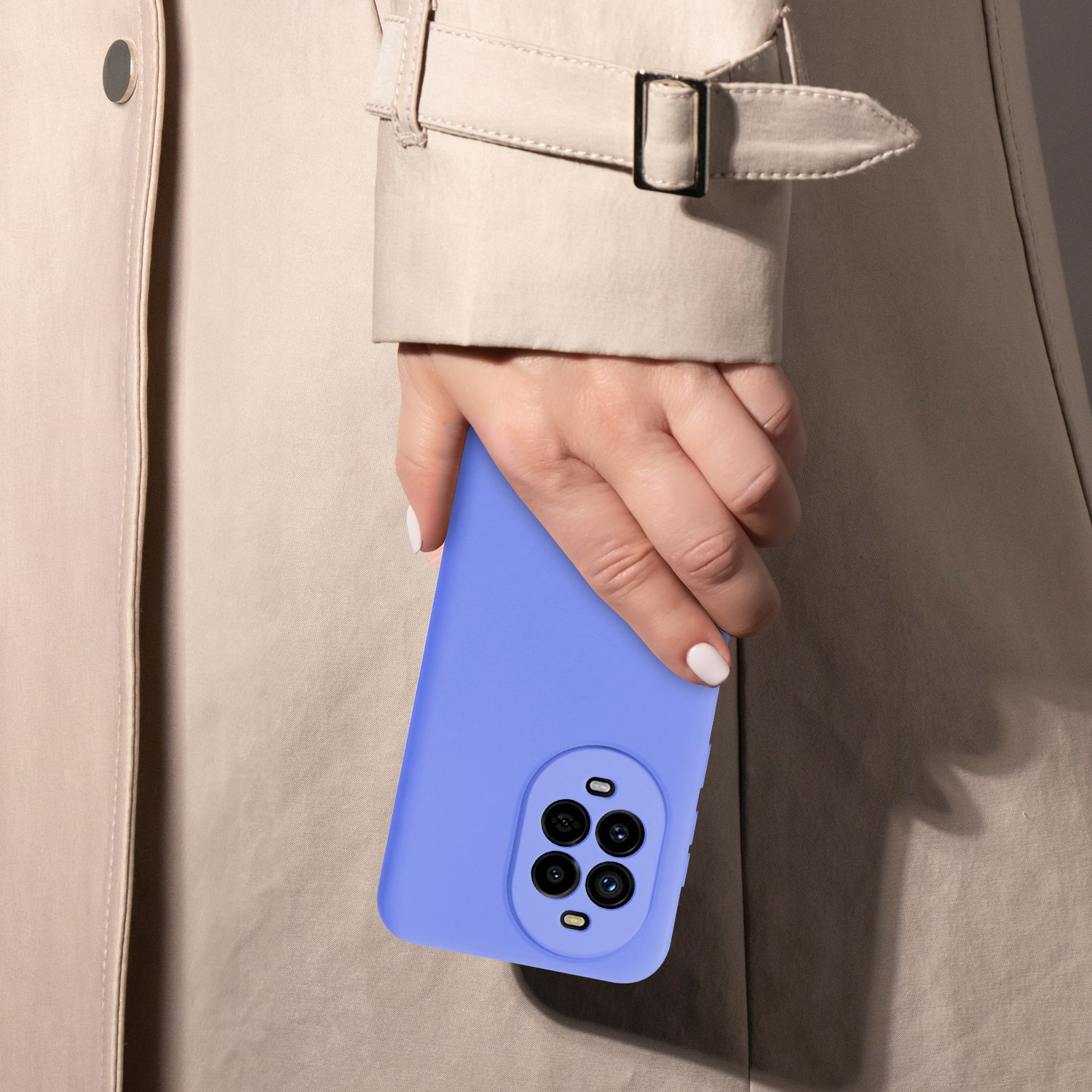 Person hält ein lila Telefon in einem beigen Mantel. Die Handyhülle hat ein Kameramodul.