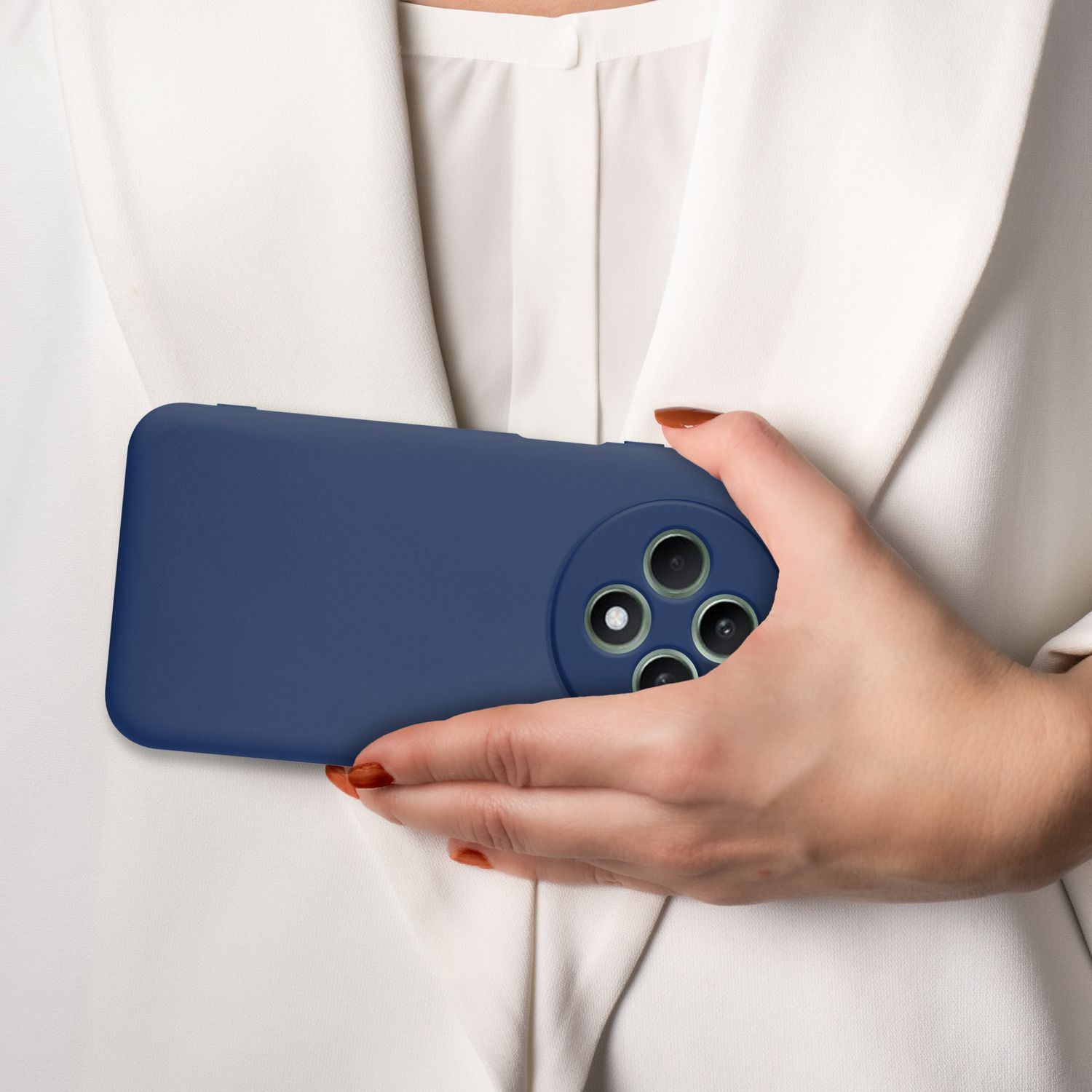 Person hält eine blaue Handyhülle. Rückseite der Handyhülle und Kamera sind sichtbar.
