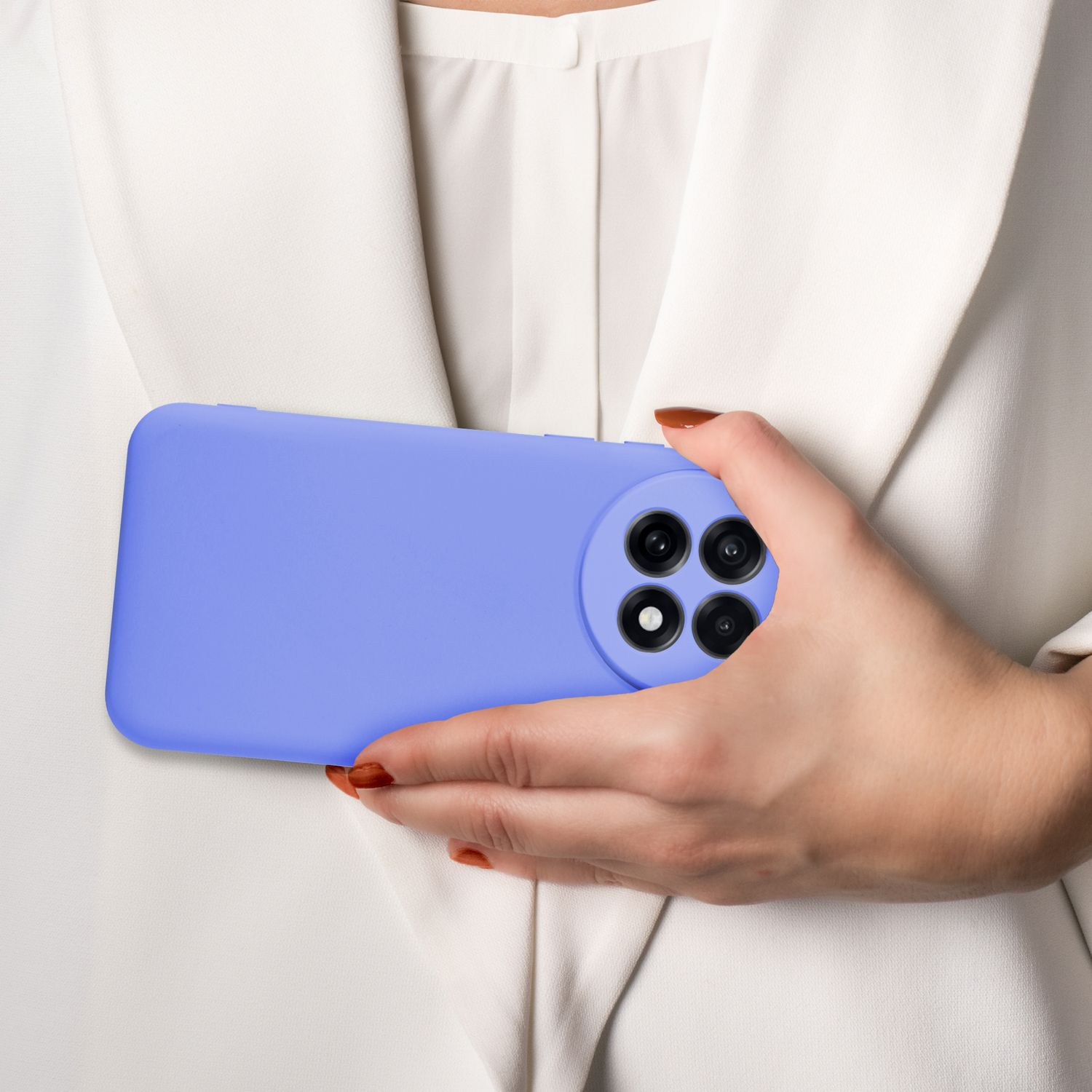 Eine Hand hält ein blaues Telefon, das die Rückseite mit Kameradetails über einem weißen Hemd zeigt.