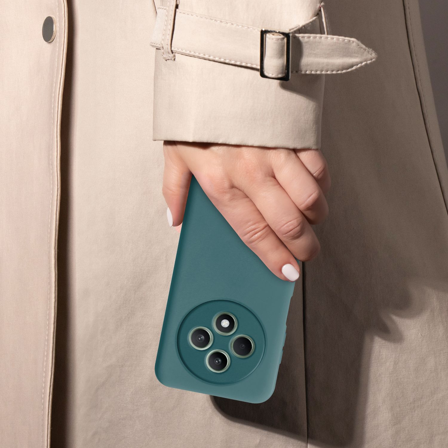 Hand hält eine türkisfarbene Handyhülle. Person trägt einen beigefarbenen Trenchcoat. Telefon ist im Fokus mit 4 Kameras.