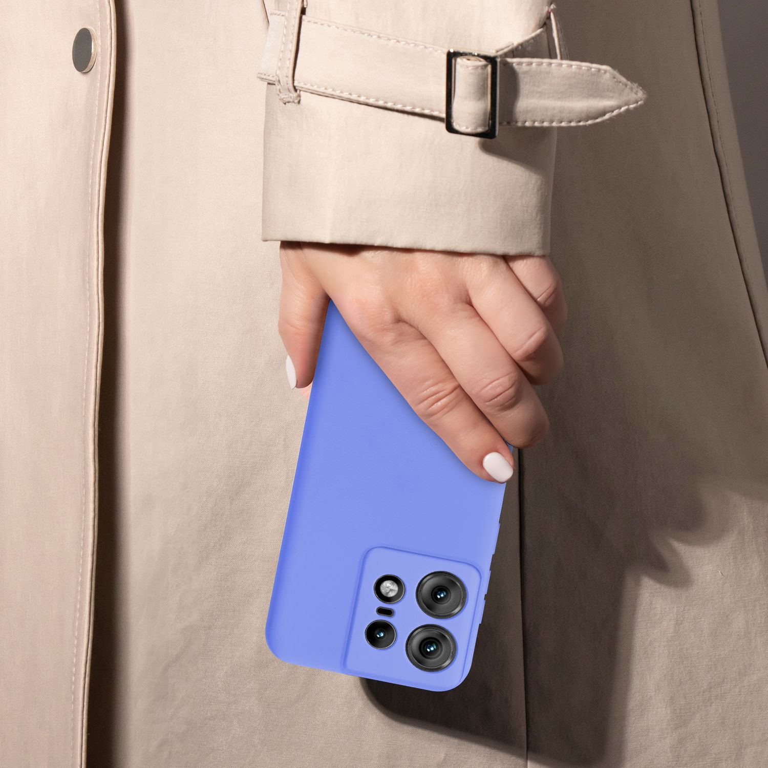 Person hält eine lila Handyhülle, trägt einen beigen Mantel und weiße Nägel.