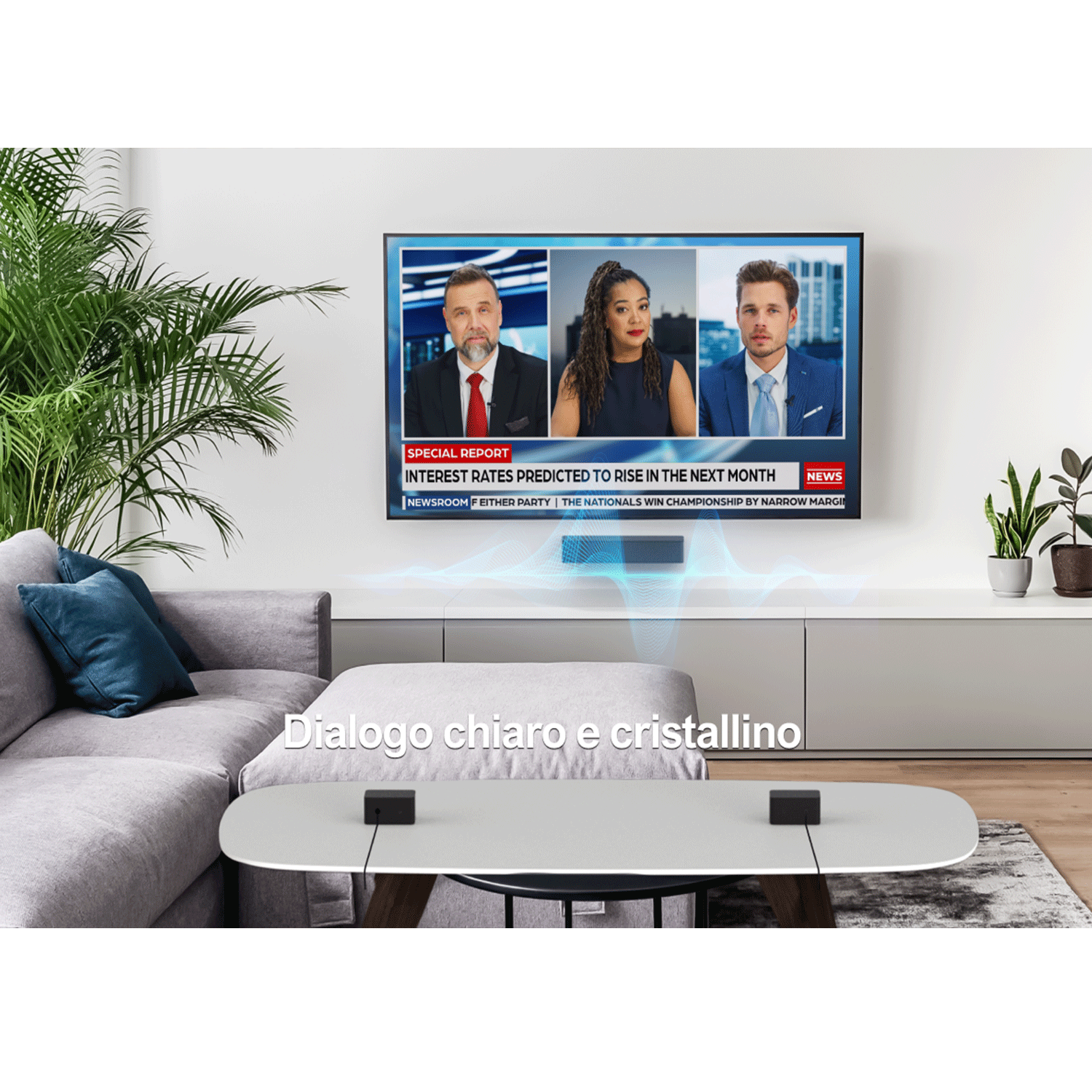 Soggiorno con TV che mostra notizie, soundbar e due dispositivi neri.