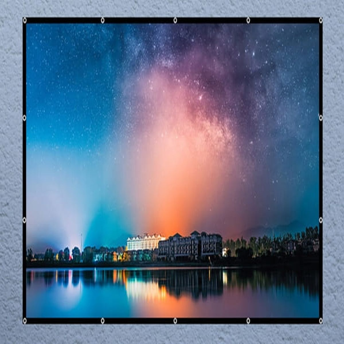 Duży ekran pokazujący nocne niebo z gwiazdami, jeziorem i budynkami. Czarna ramka wokół ekranu.