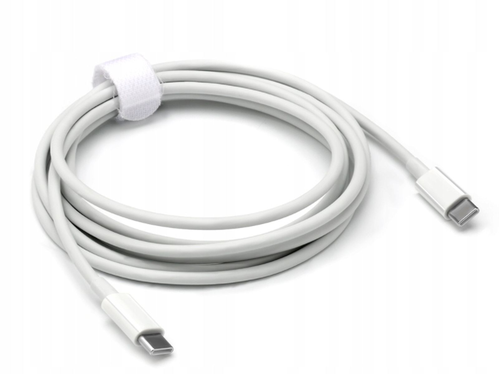 Biały kabel USB-C, zwinięty, z wtyczkami na obu końcach.