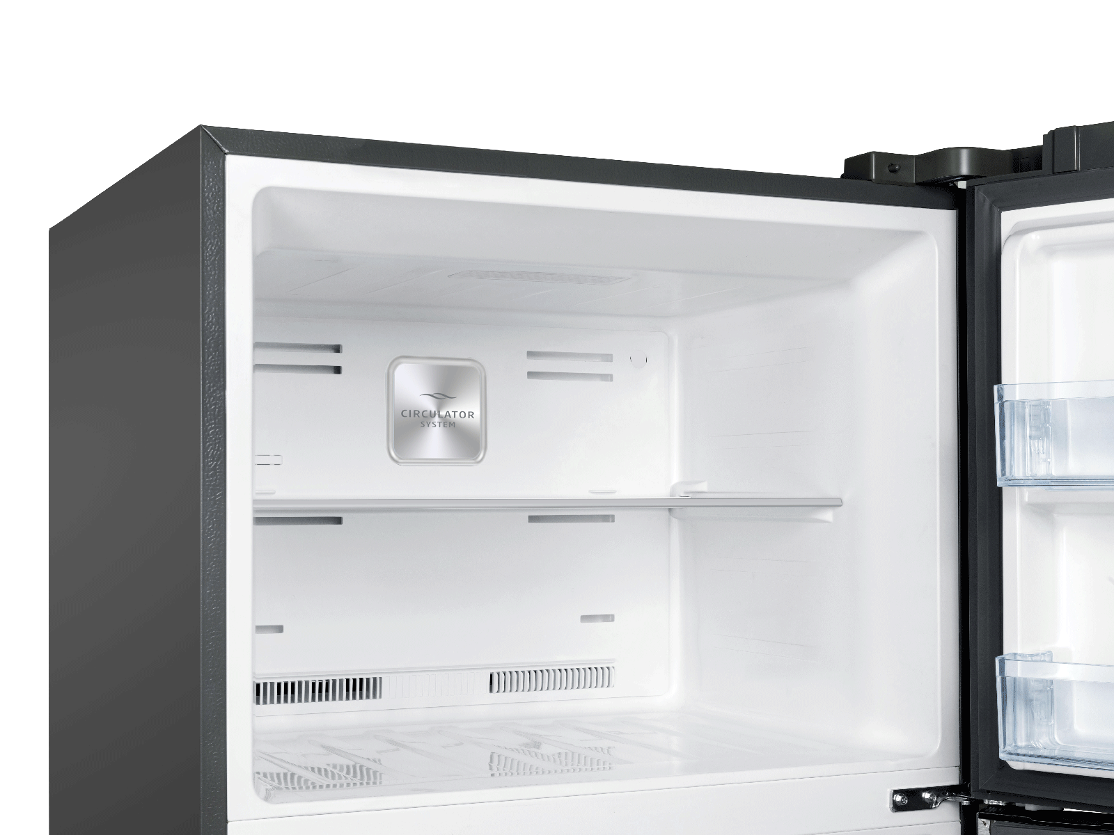 Interno frigorifero aperto con ripiani vuoti e etichetta 'Circulator System'.
