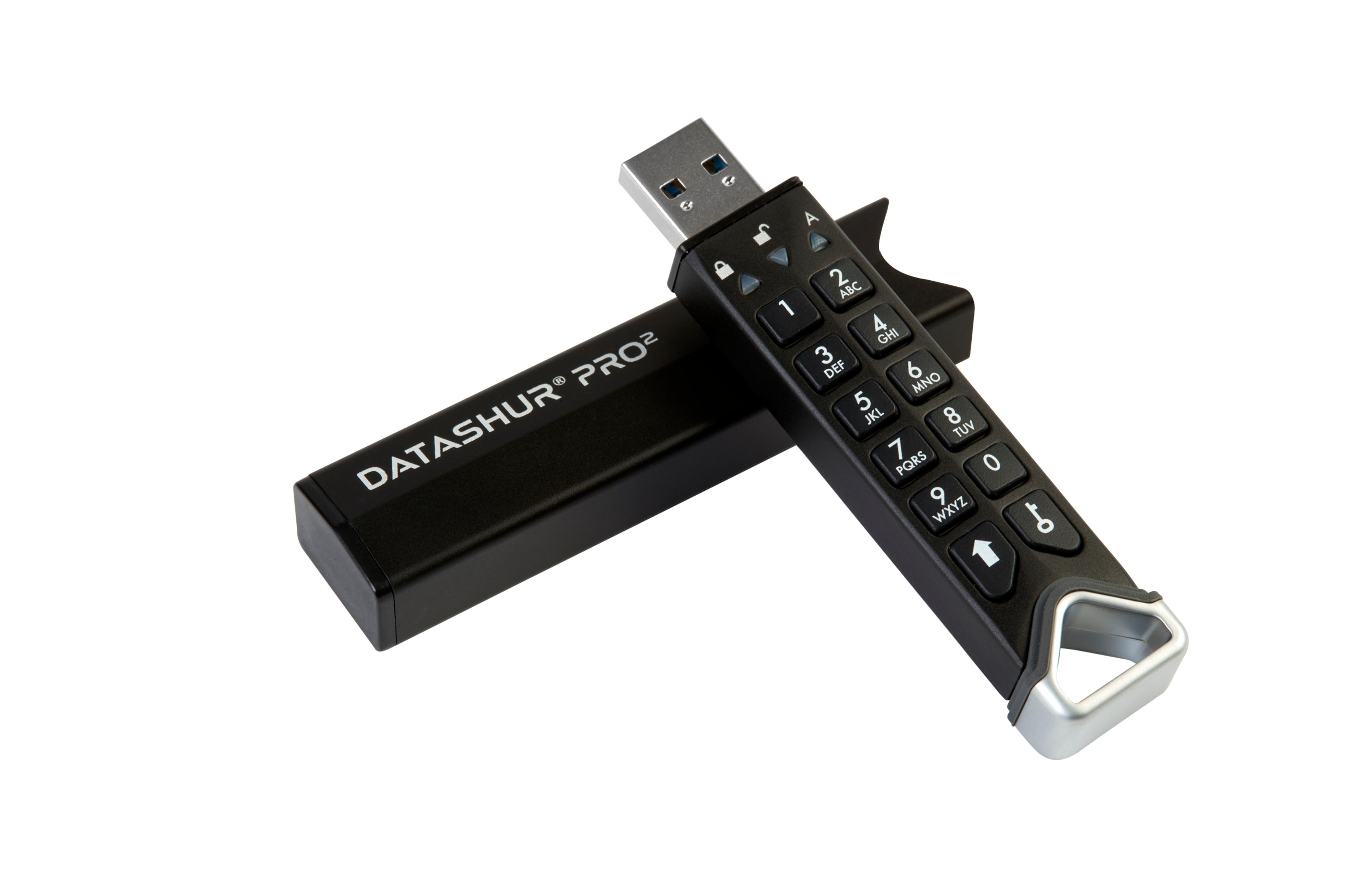 Ein schwarzer DataShur Pro2 USB-Stick mit Tastatur, neben seiner Kappe, auf weißem Untergrund.