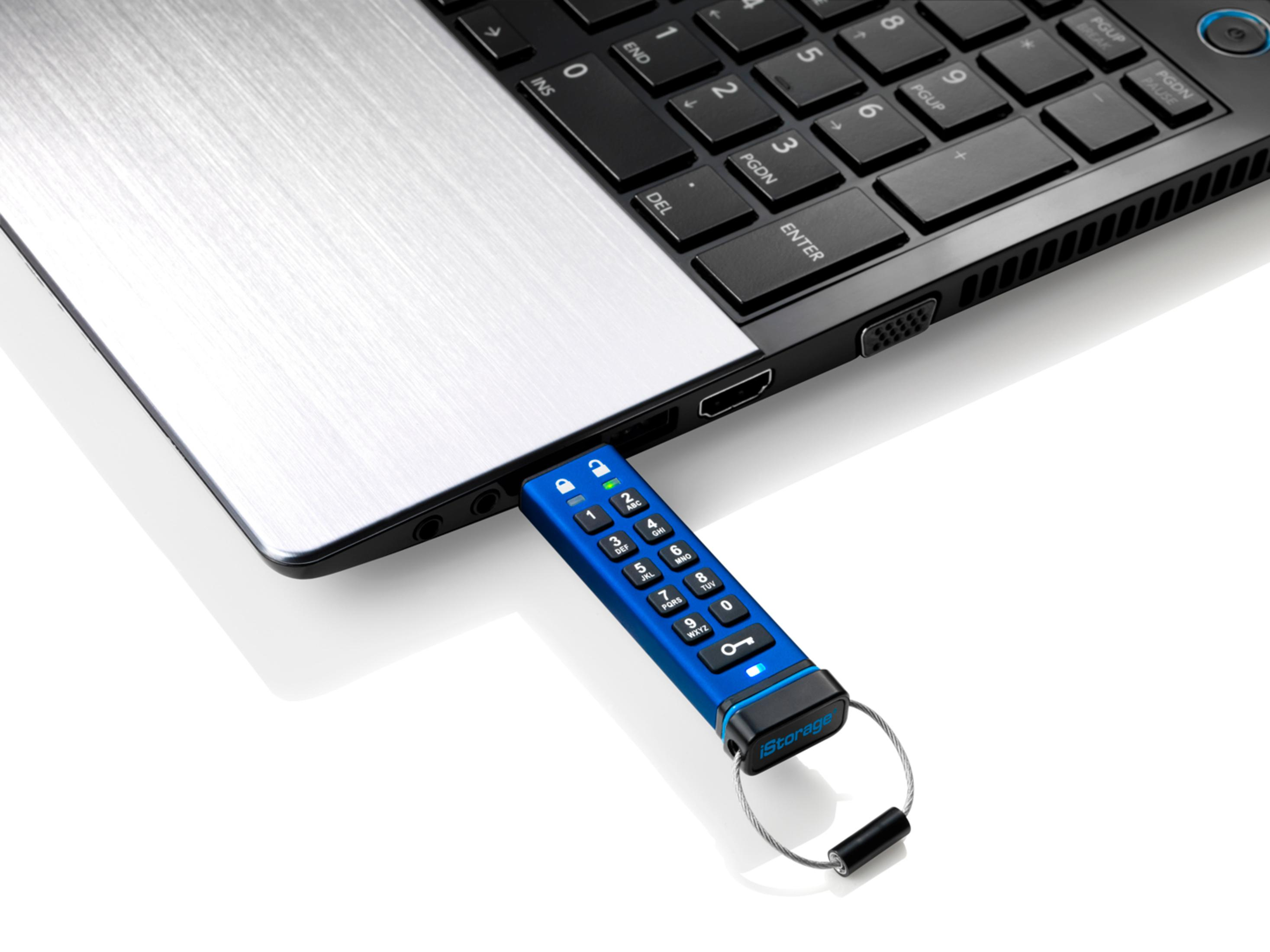 Ein blauer USB-Stick, der an einen Laptop angeschlossen ist. Er hat eine Tastatur.
