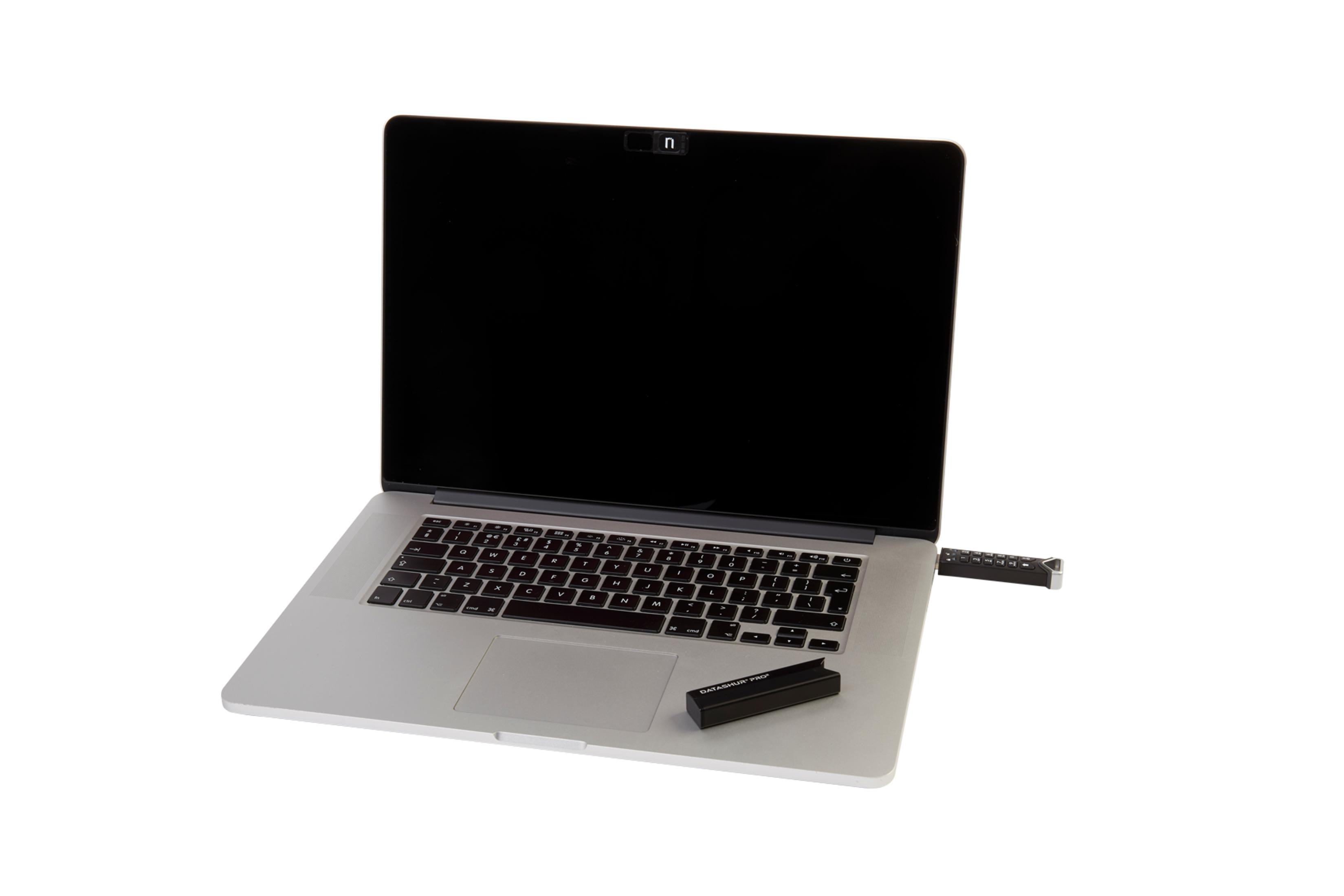 Ein Laptop mit Webcam-Abdeckung und einem USB-Stick daneben auf weißem Untergrund.
