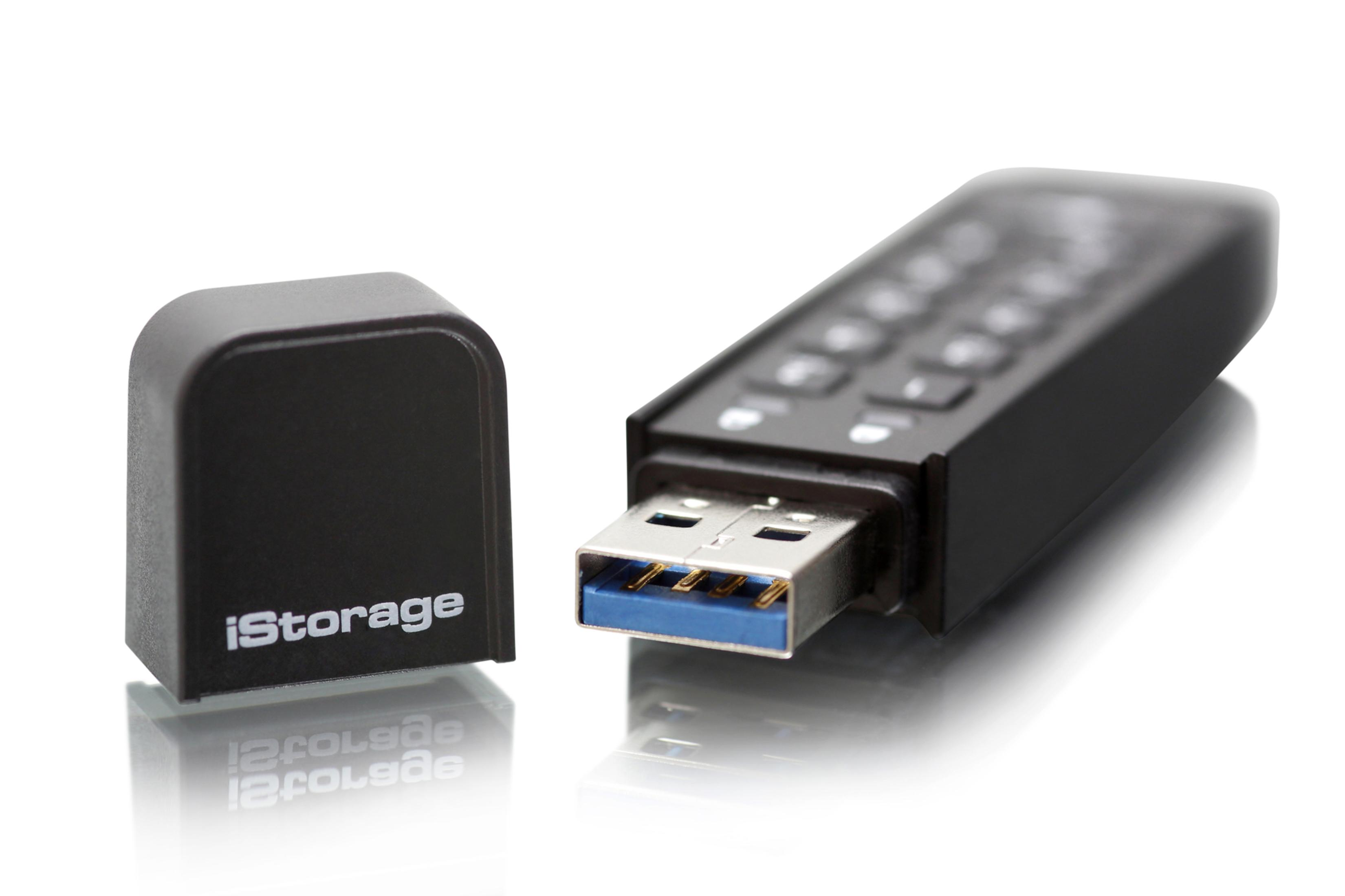 Ein schwarzer iStorage USB-Stick mit Tastatur und geöffneter Kappe auf weißem Untergrund.