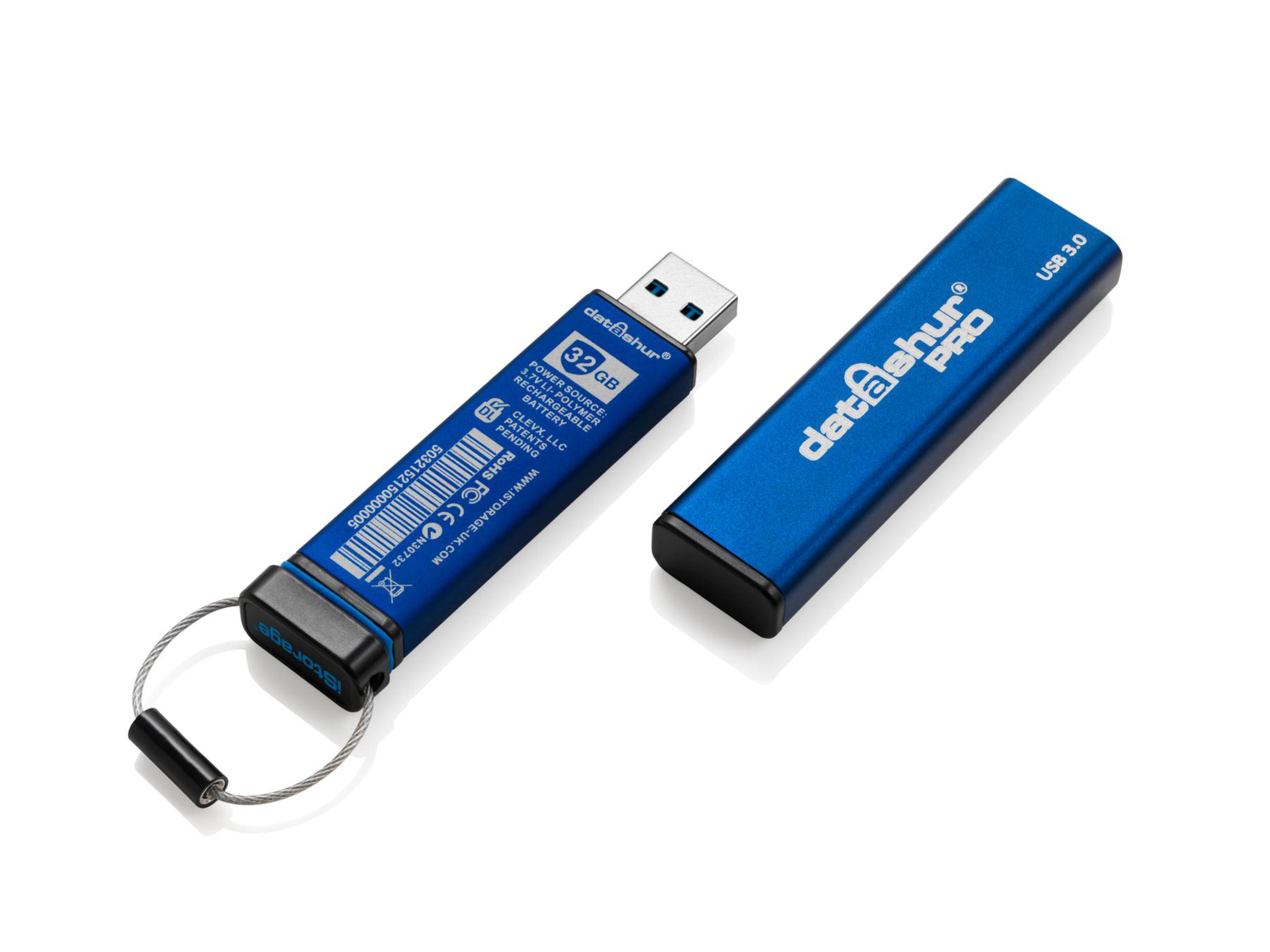Zwei blaue USB-Laufwerke, eines mit Etikett und das andere mit Logo.
