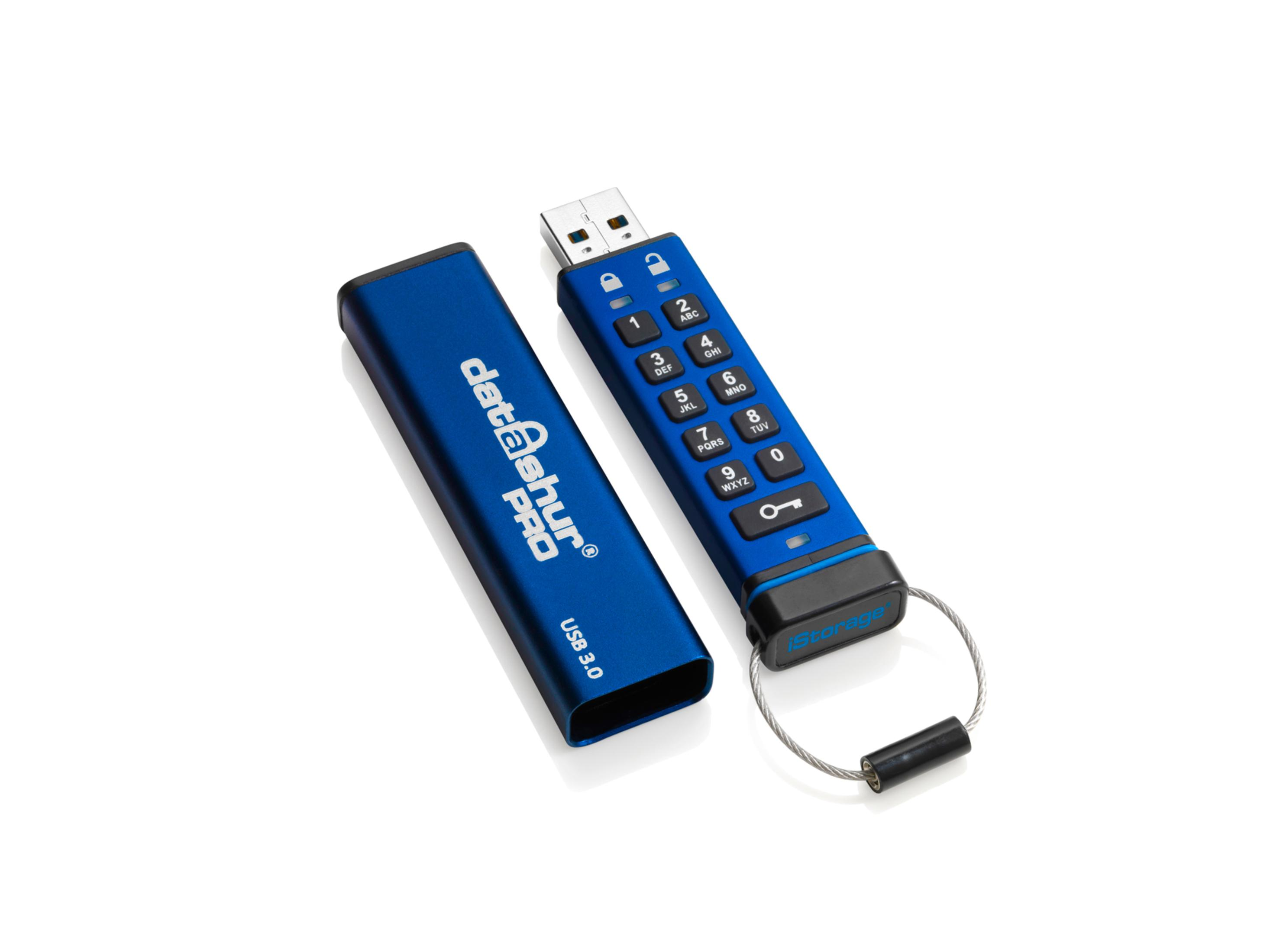 Ein blauer DataShur Pro USB-Stick mit Tastatur und geöffneter Kappe auf weißem Untergrund.