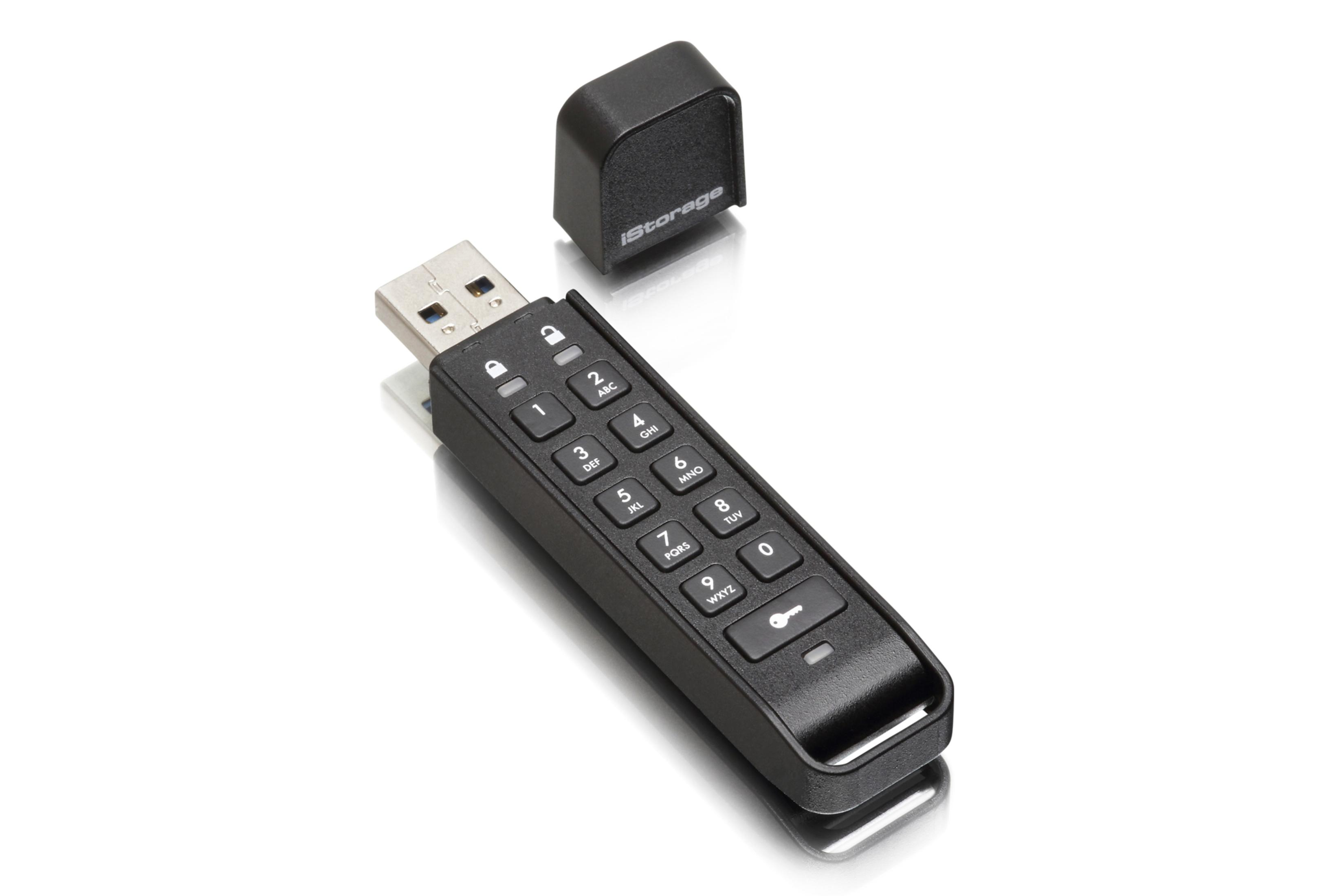 Ein schwarzer iStorage USB-Stick mit Tastatur und geöffneter Kappe auf weißem Untergrund.