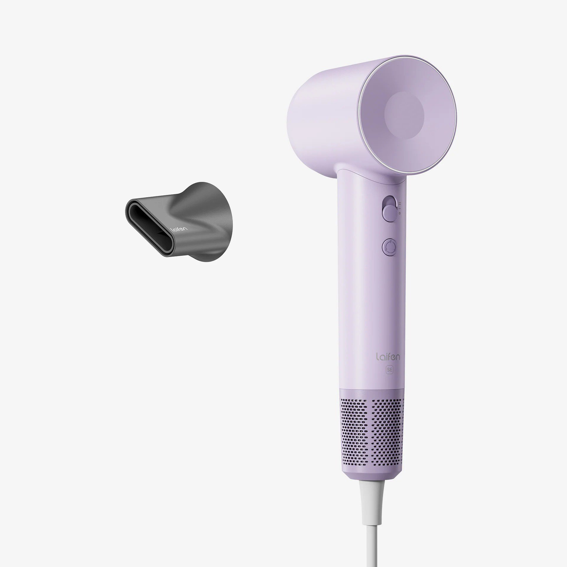 Un asciugacapelli viola con accessorio su una superficie bianca.