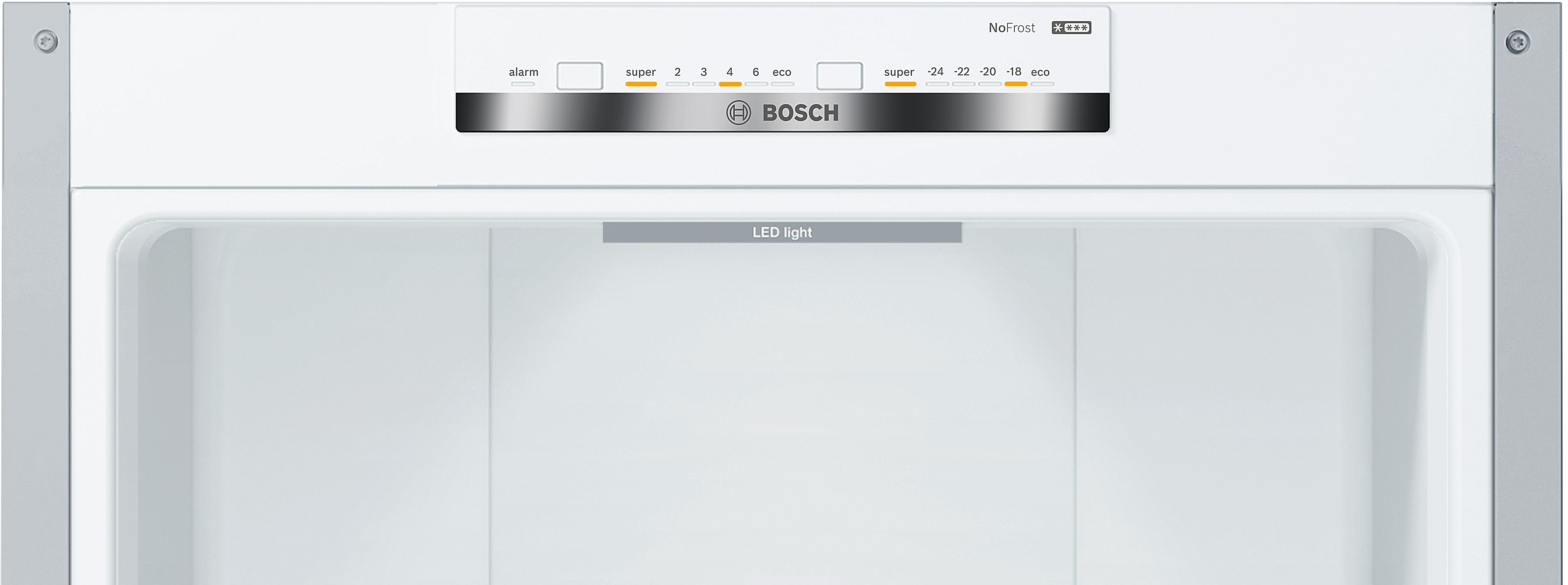 Interior de un refrigerador blanco con luz LED y panel de control con el logo de Bosch en la parte superior.