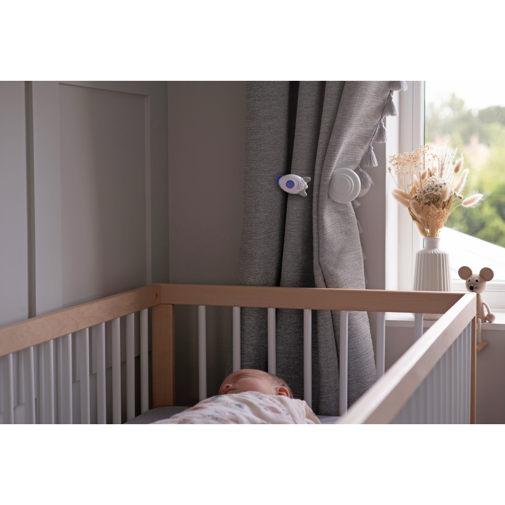 Baby im Kinderbett, Vorhang mit Gerät, Fenster, Blumen.