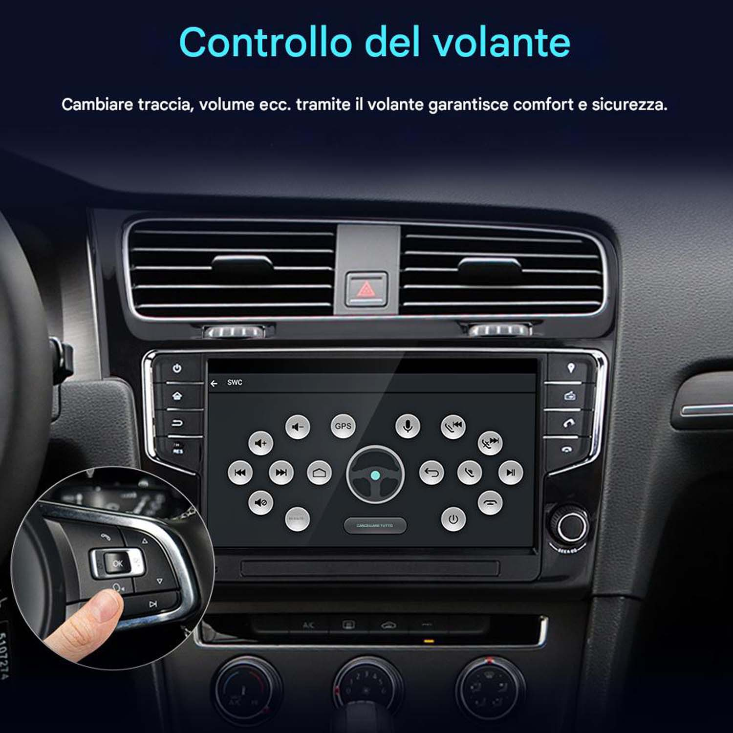 Sistema multimediale per auto con schermo e comandi al volante, mano sul volante.