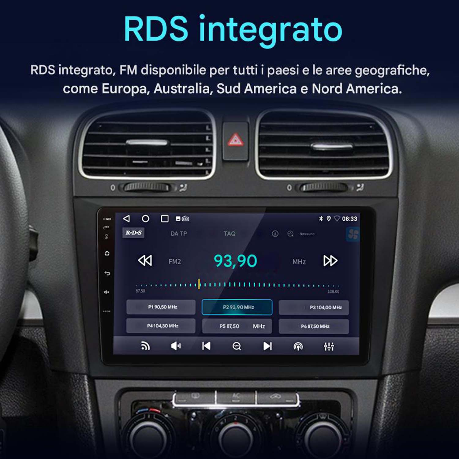 Schermo autoradio con informazioni radio FM. La radio è integrata nel cruscotto.