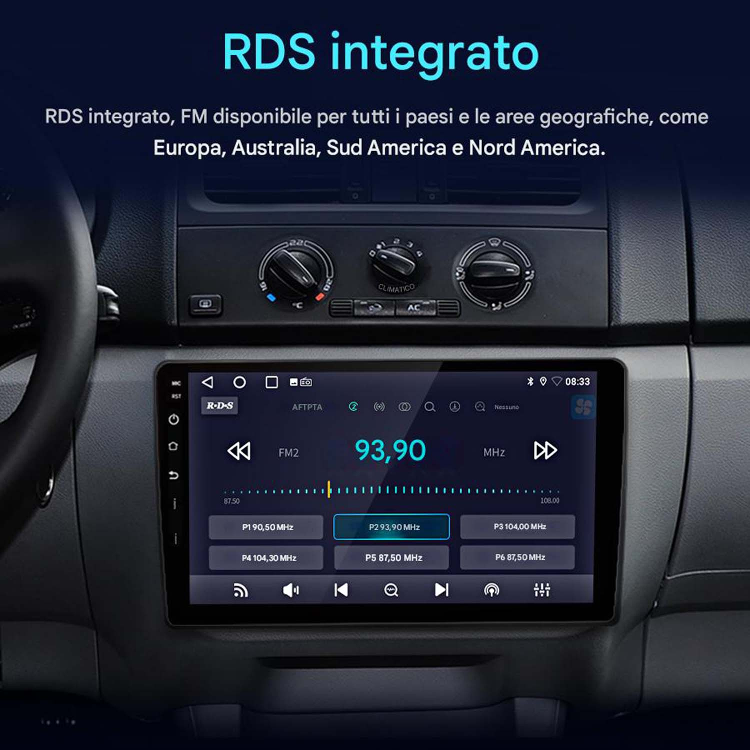 Schermo della radio dell'auto che mostra le informazioni radio FM sul cruscotto di un'auto. Lo schermo mostra la frequenza e altri dettagli.