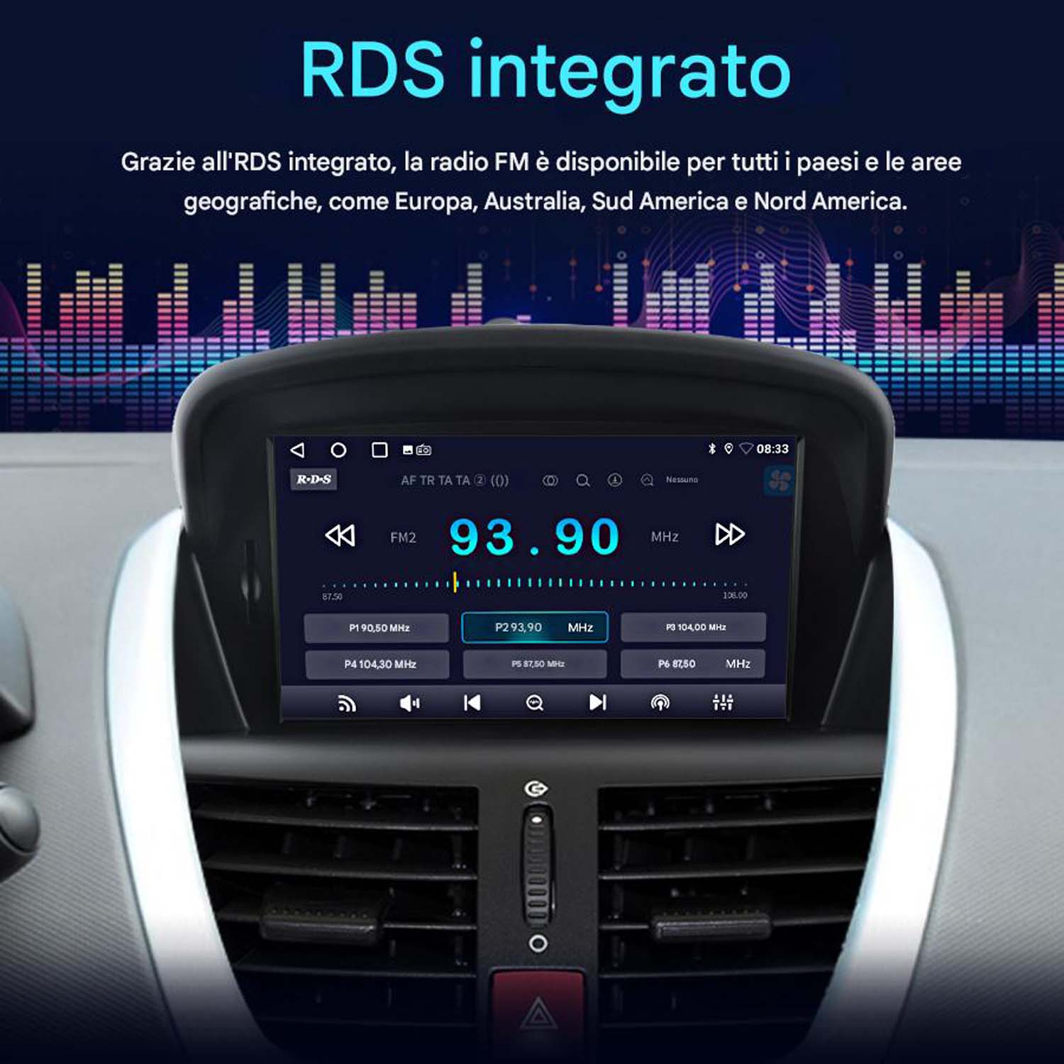 Schermo della radio dell'auto che mostra le informazioni radio FM sul cruscotto di un'auto. Lo schermo mostra la frequenza e altri dettagli.